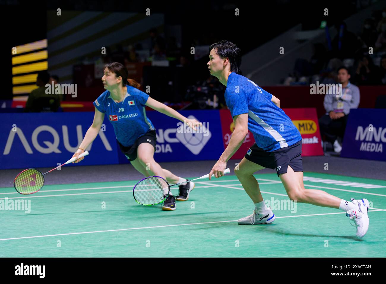 Arisa Higashino e Yuta Watanabe del Giappone in azione durante il match di doppio misto del secondo giorno del Kapal API Indonesia Open tra Yuta Watanabe A. Foto Stock