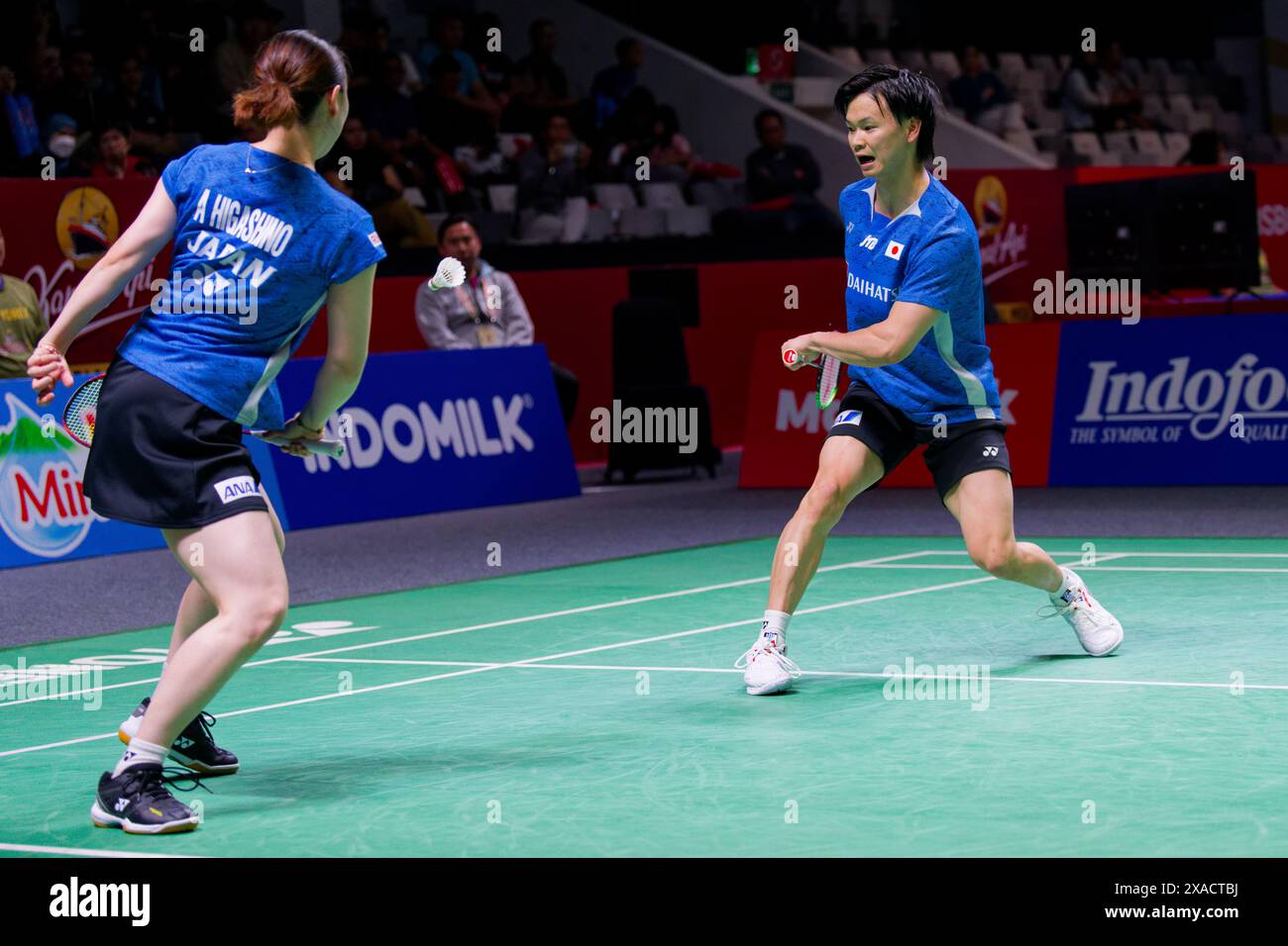 Arisa Higashino e Yuta Watanabe del Giappone in azione durante il match di doppio misto del secondo giorno del Kapal API Indonesia Open tra Yuta Watanabe A. Foto Stock