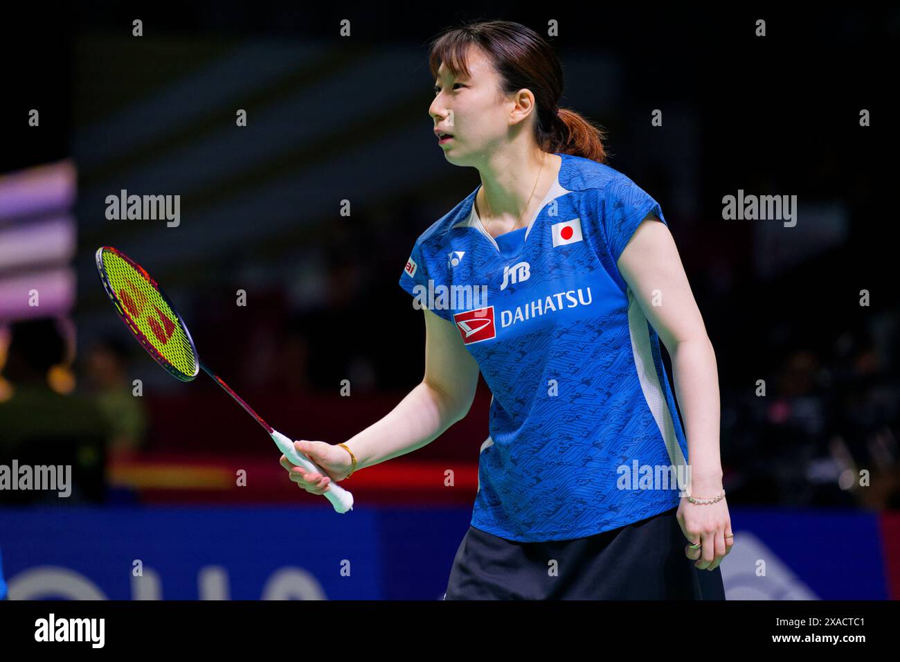 Arisa Higashino del Giappone in azione durante il match di doppio misto del secondo giorno del Kapal API Indonesia Open tra Yuta Watanabe e Arisa Higashino Foto Stock