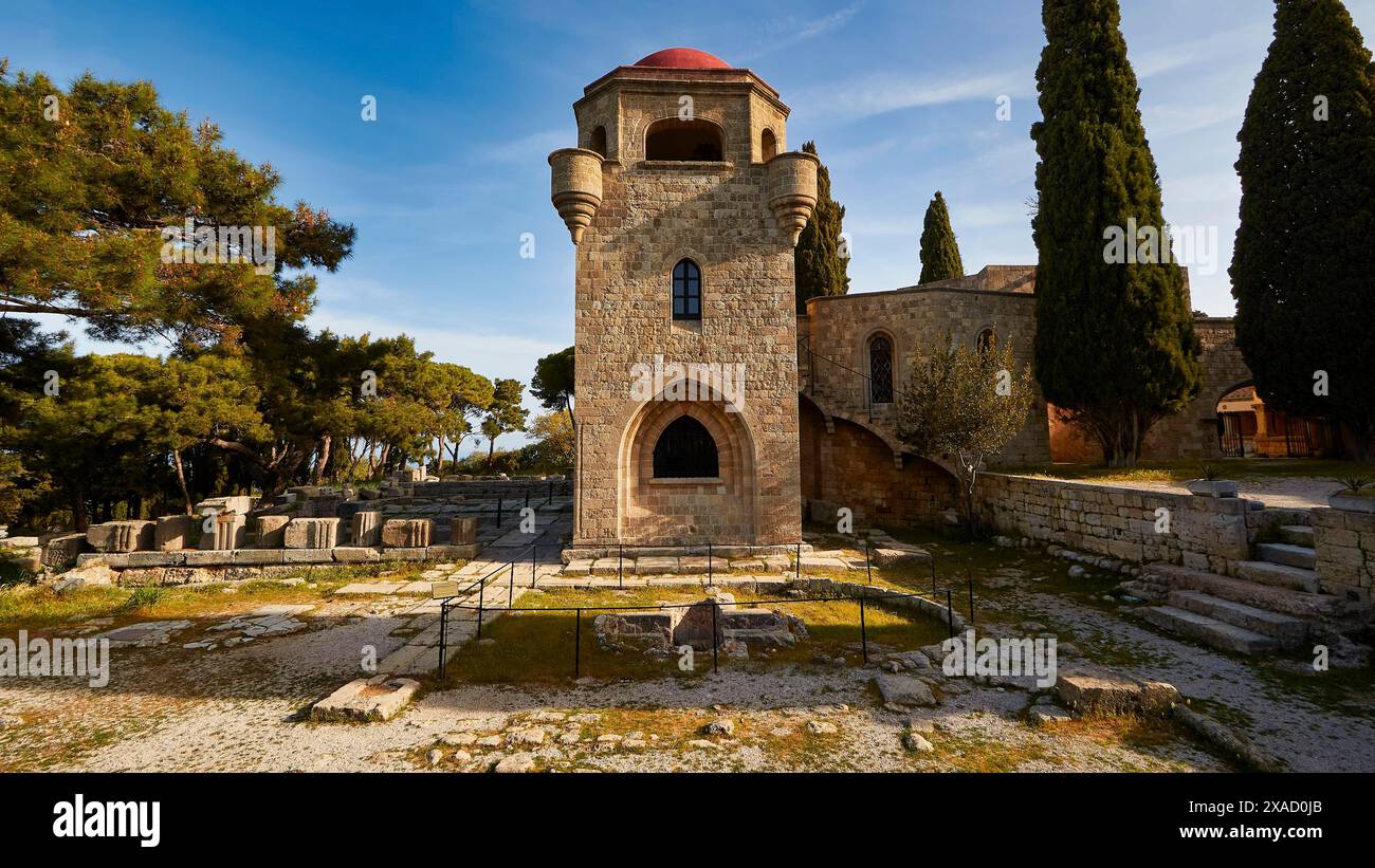 Chiesa di San Giovanni, resti di un antico fonte battesimale, resti del Tempio di Atena Polias, storica torre in pietra con cupole rosse e dintorni Foto Stock