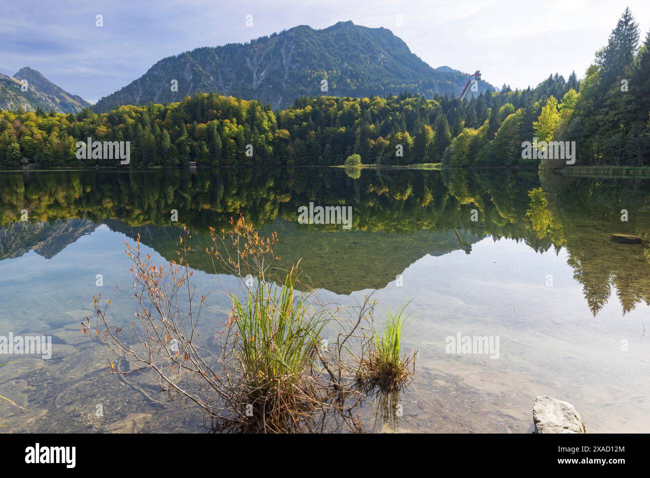 Freibergsee, dietro di esso il salto con gli sci Heni-Klopfer, Allgaeu Alps, Allgaeu, Baviera, Germania Foto Stock