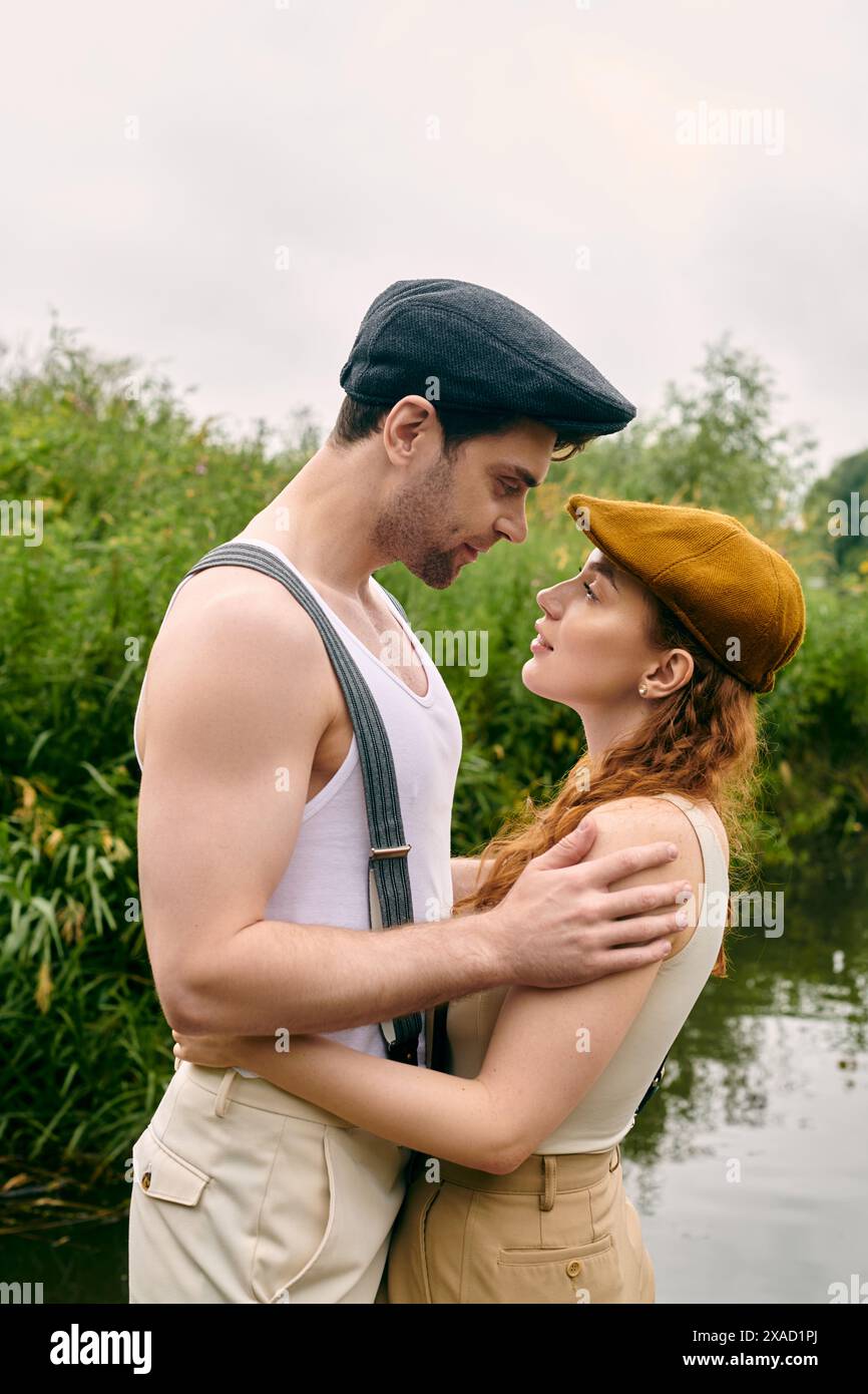 Un uomo e una donna stanno vicino in un parco verde, condividendo un momento romantico sotto gli alberi. Foto Stock