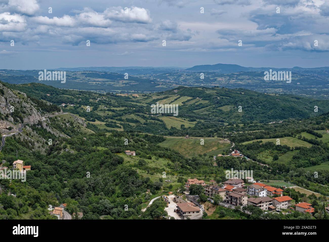Roccamandolfii nel paesaggio collinare dell'Isernia. Molise, Italia, Europa meridionale Foto Stock