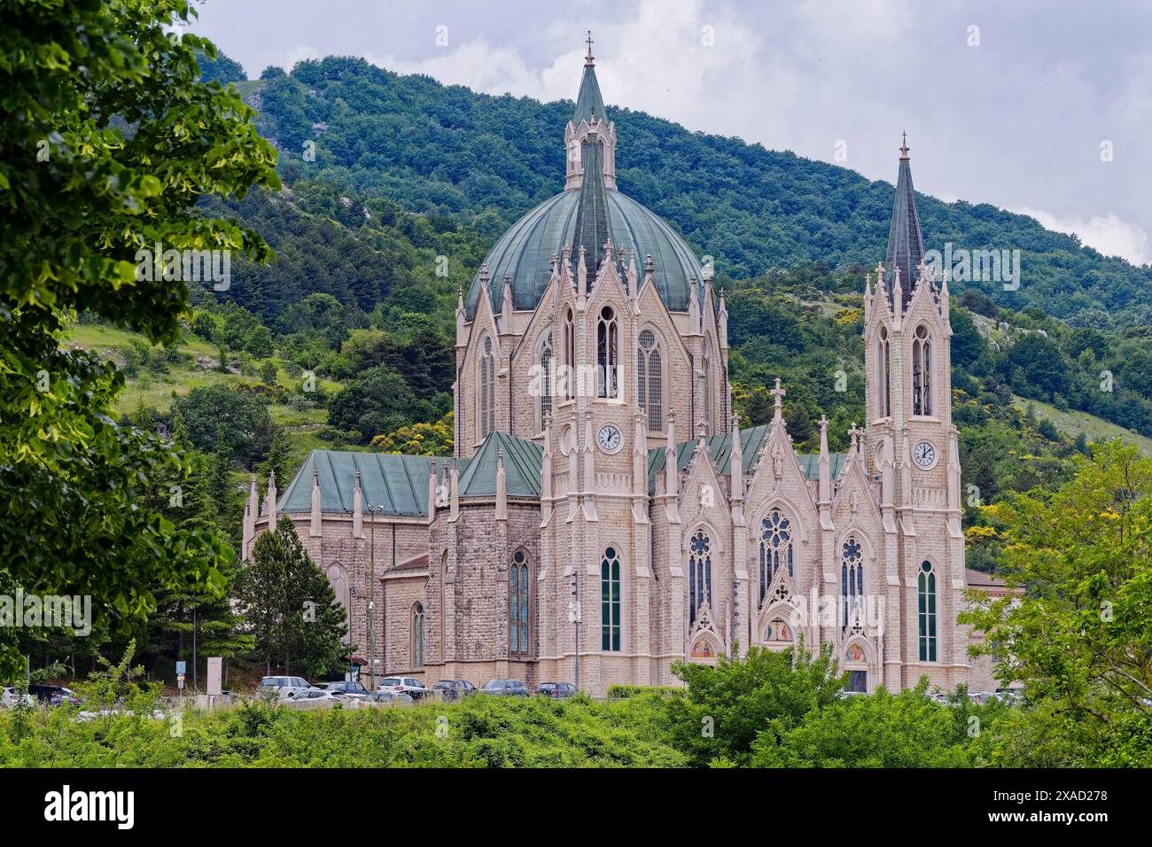 La chiesa di pellegrinaggio Santuario della Madonna Addolorata a Castelpetroso vicino a Isernia, in Molise. Italia, Europa meridionale Foto Stock