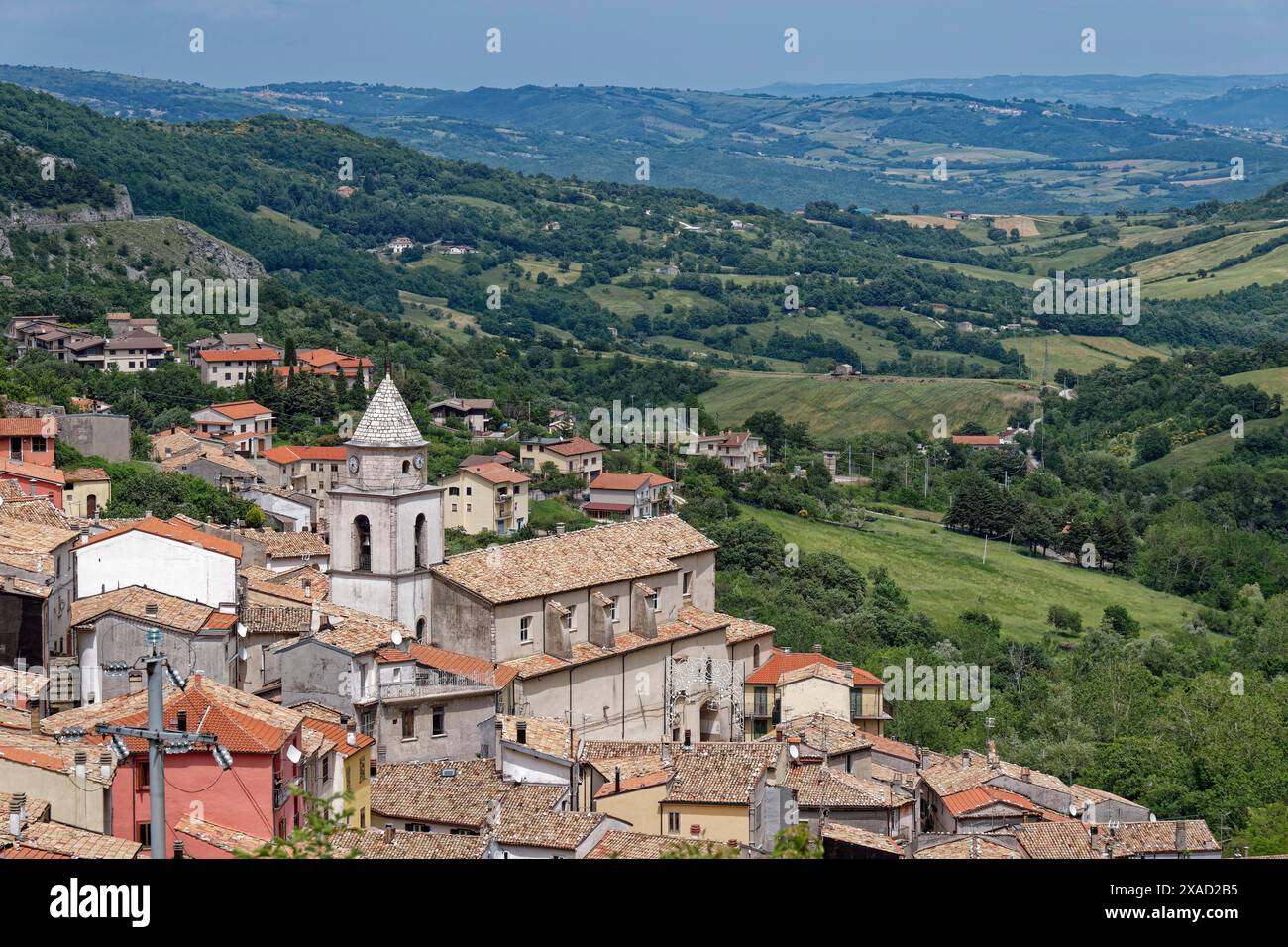 Il villaggio di montagna di Roccamandolfii nella regione di Isernia. Molise, Italia, Europa meridionale Foto Stock