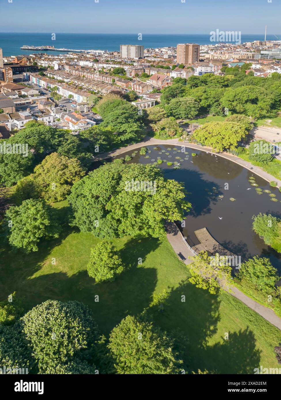 Vista aerea del lago nel Queens Park che guarda verso il molo e la costa di Brighton Foto Stock