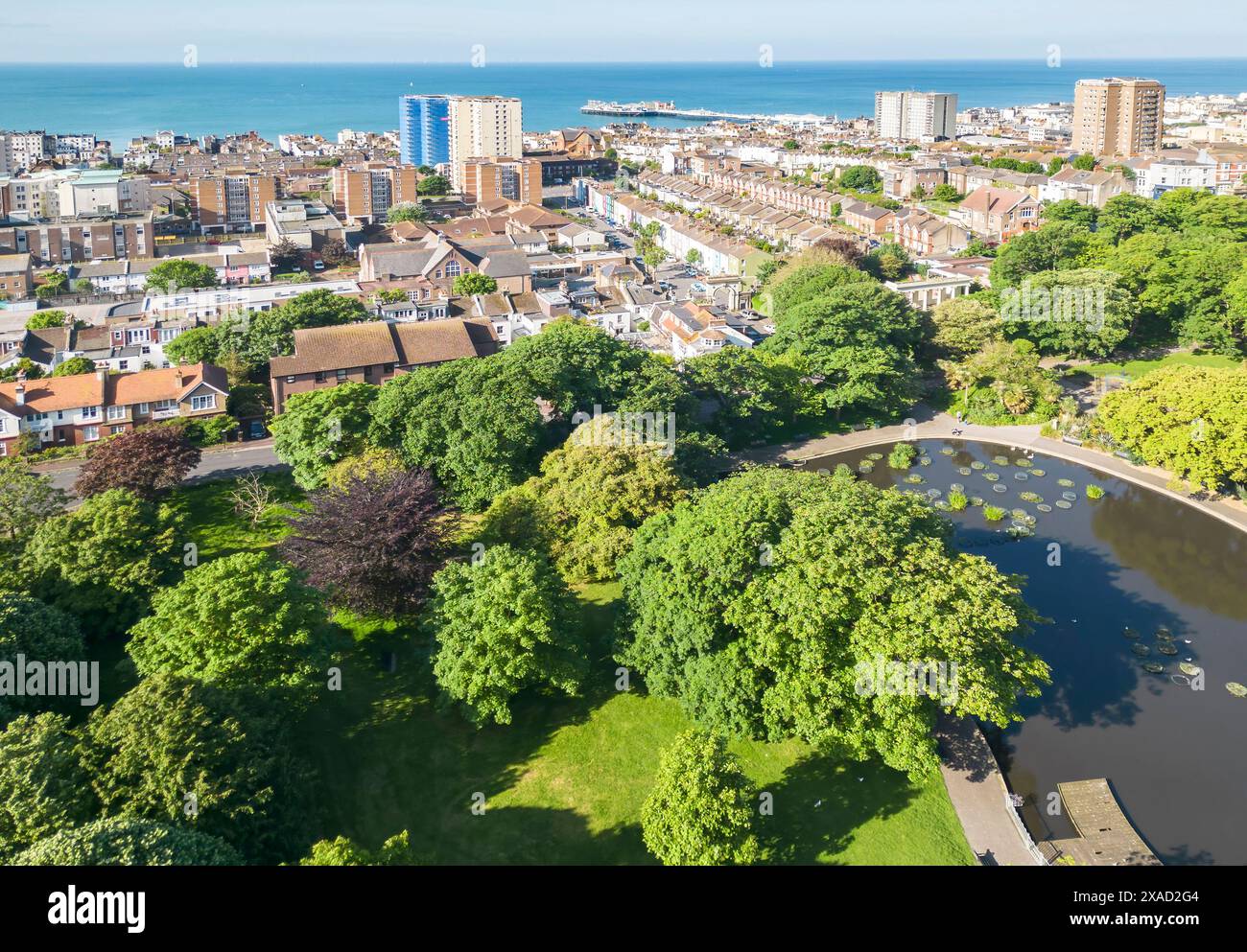 Vista aerea del lago nel Queens Park che guarda verso il molo e la costa di Brighton Foto Stock