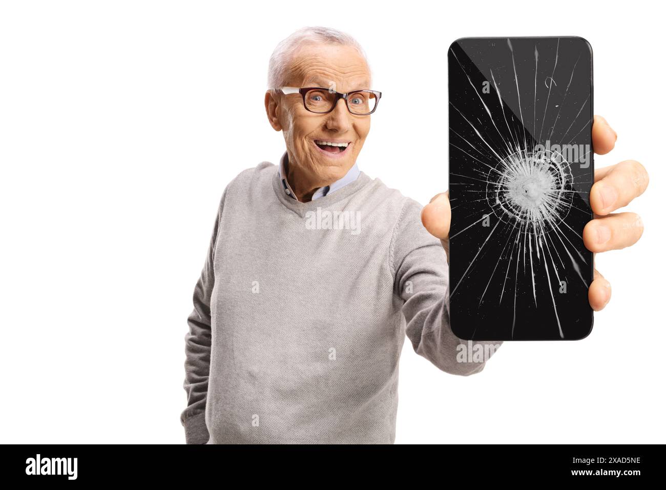 Uomo anziano che mostra un telefono cellulare con schermo incrinato isolato su sfondo bianco Foto Stock