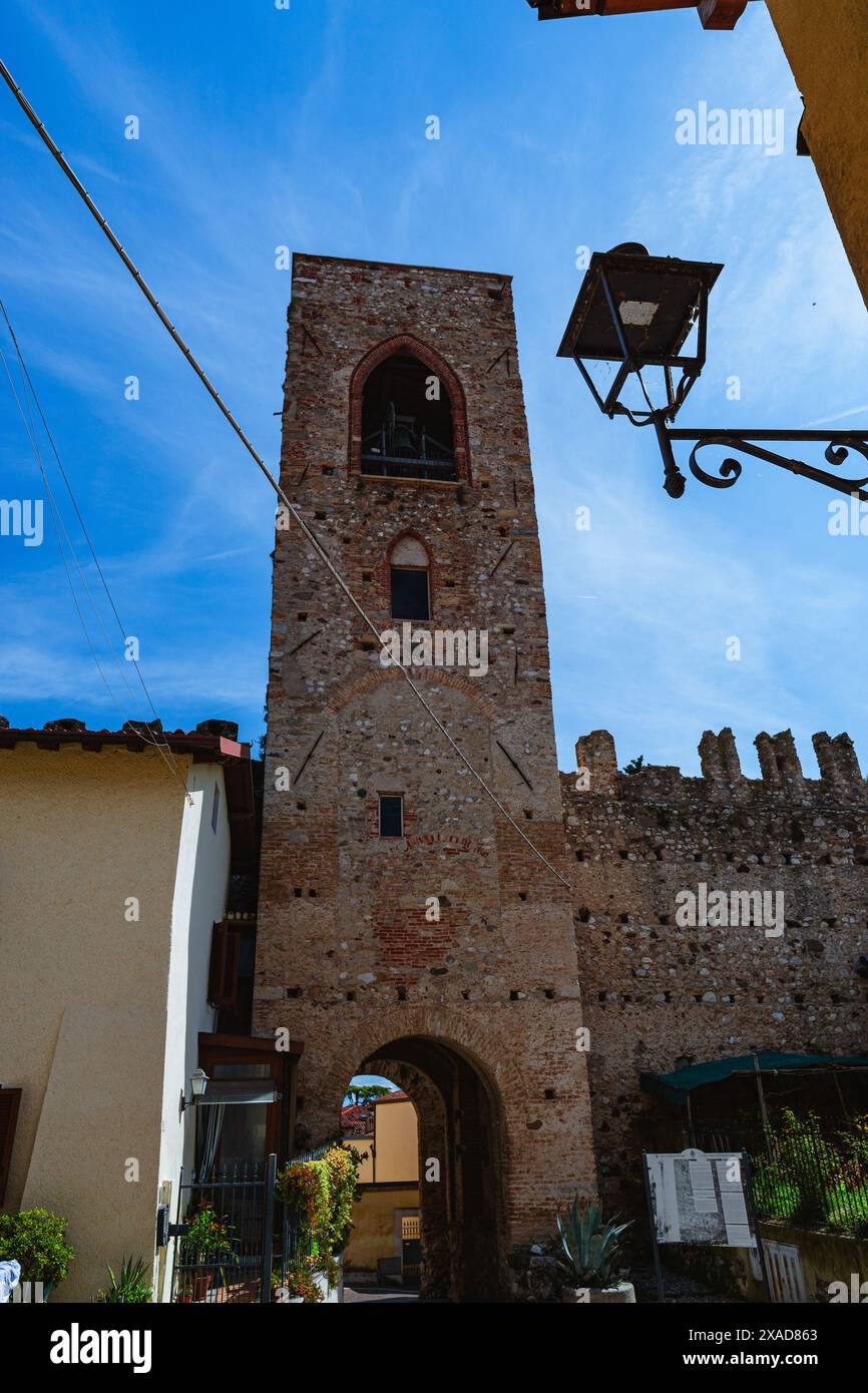 Il Castello di Moniga, vicino al Lago di Garda, durante una giornata primaverile Foto Stock