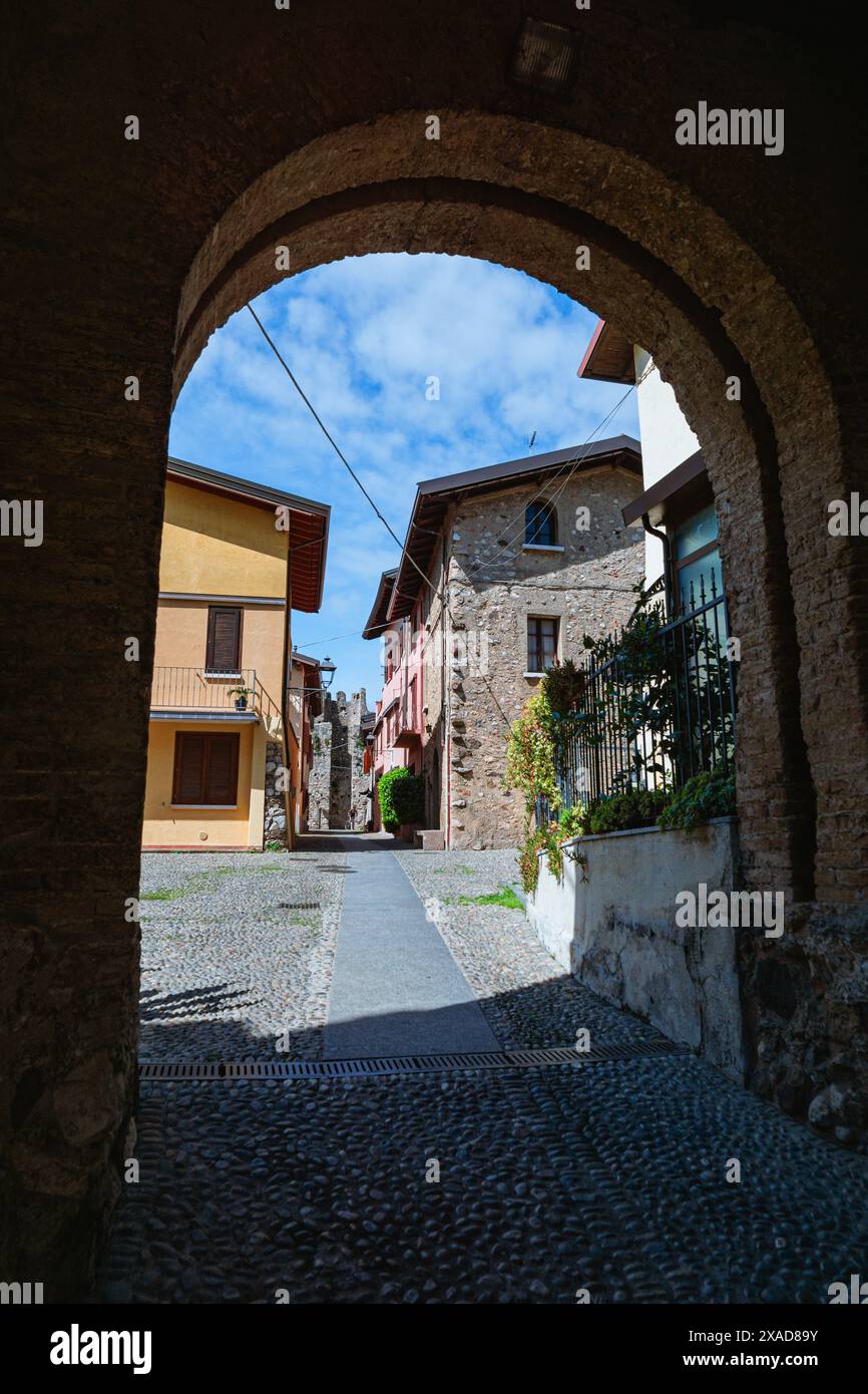 Il Castello di Moniga, vicino al Lago di Garda, durante una giornata primaverile Foto Stock