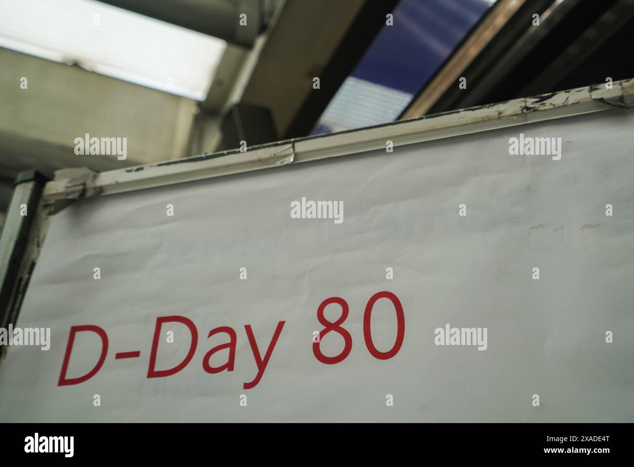 Londra, Regno Unito. 6 giugno 2024. Un cartello in una stazione della metropolitana di Londra per commemorare il 80° anniversario dello sbarco delle truppe alleate sulle spiagge della Normandia , Francia , il 6 giugno noto anche come D-Day . Crediti: amer ghazzal/Alamy Live News Foto Stock