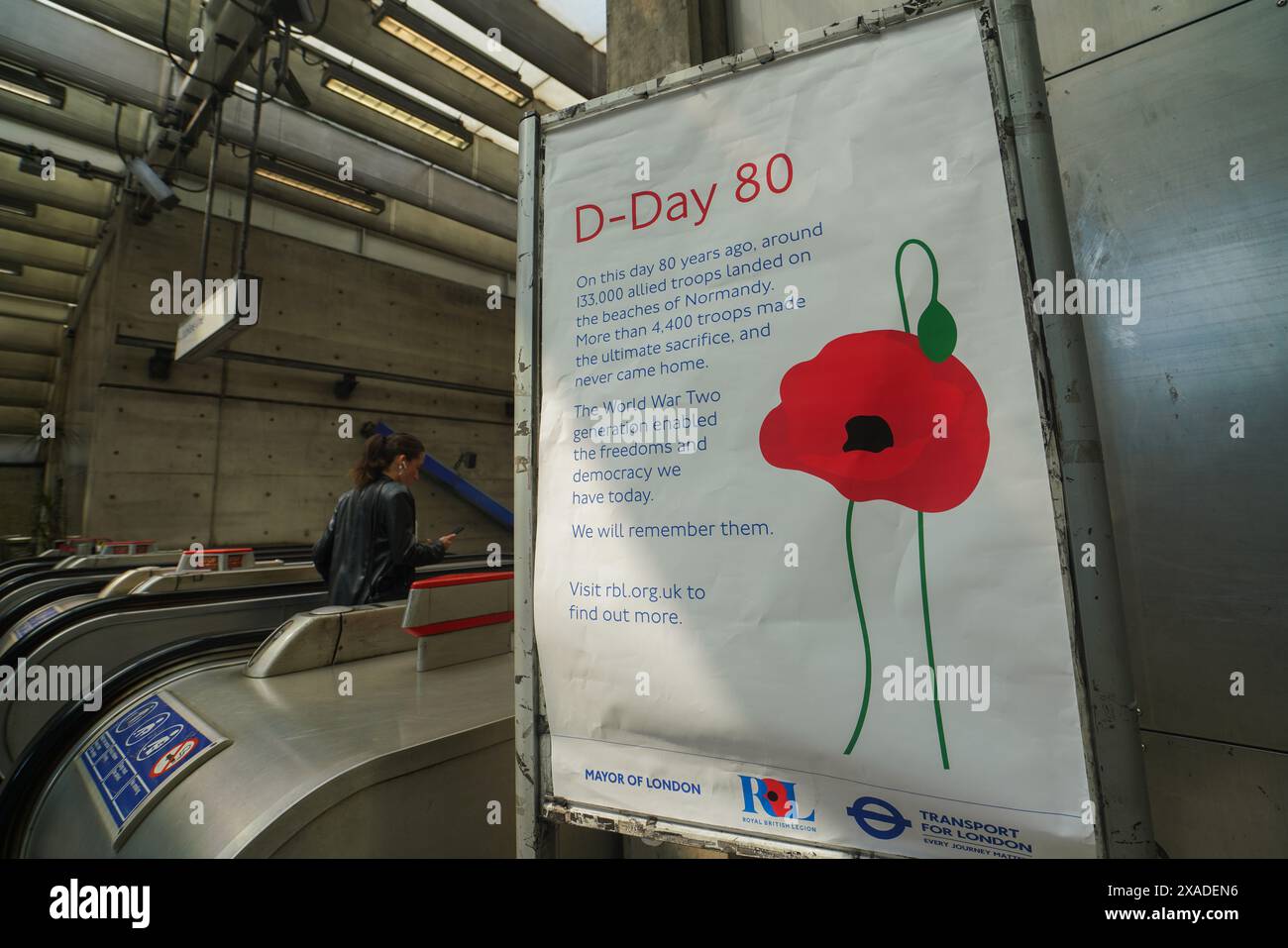 Londra, Regno Unito. 6 giugno 2024. Un cartello in una stazione della metropolitana di Londra che commercializza il 80° anniversario dello sbarco delle truppe alleate in Normandia, Francia, il 6 giugno noto anche come D-Day . Crediti: amer ghazzal/Alamy Live News Foto Stock