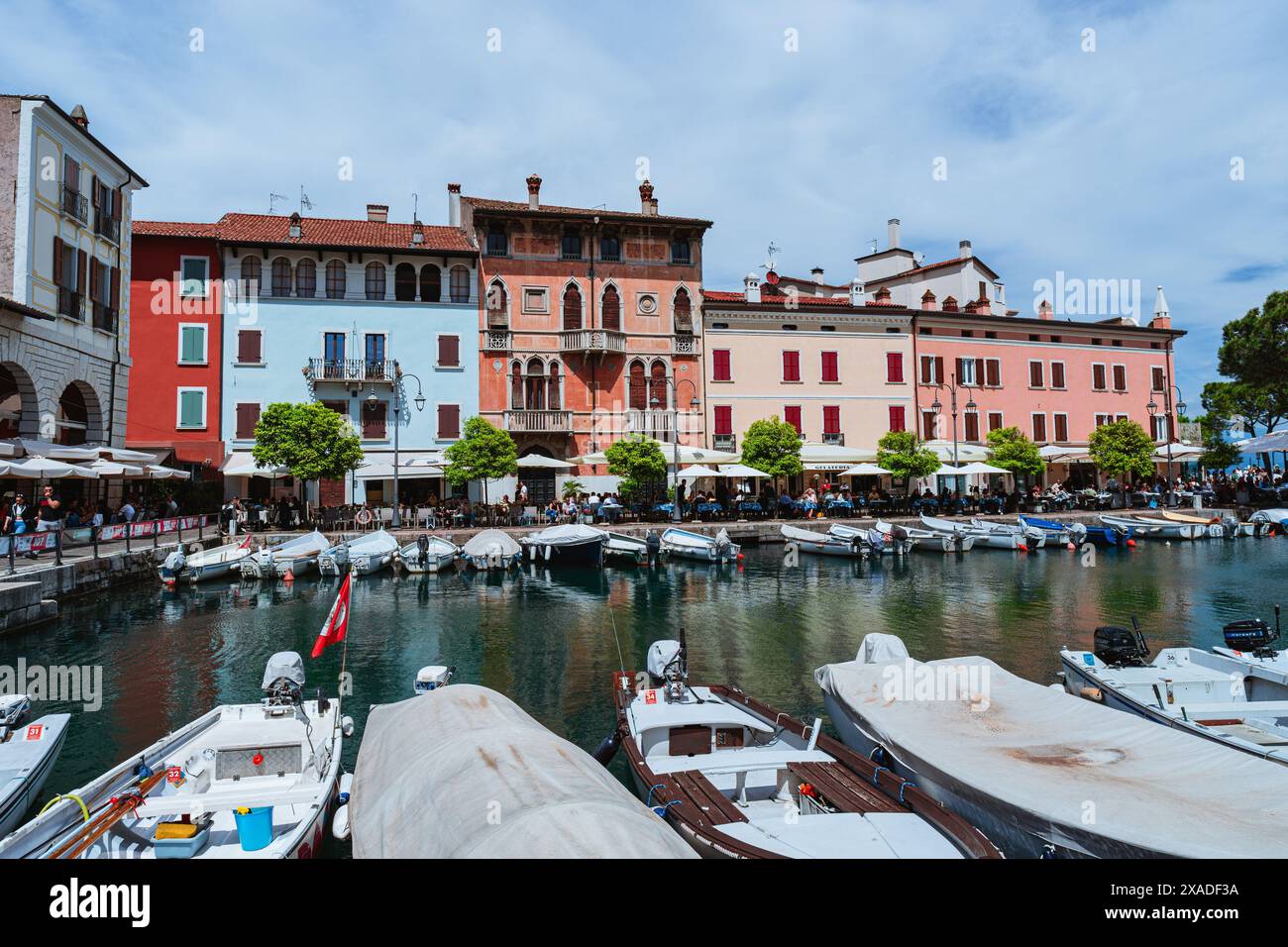 La bellissima cittadina di Densenzano, sul Lago di garda, durante una giornata primaverile Foto Stock