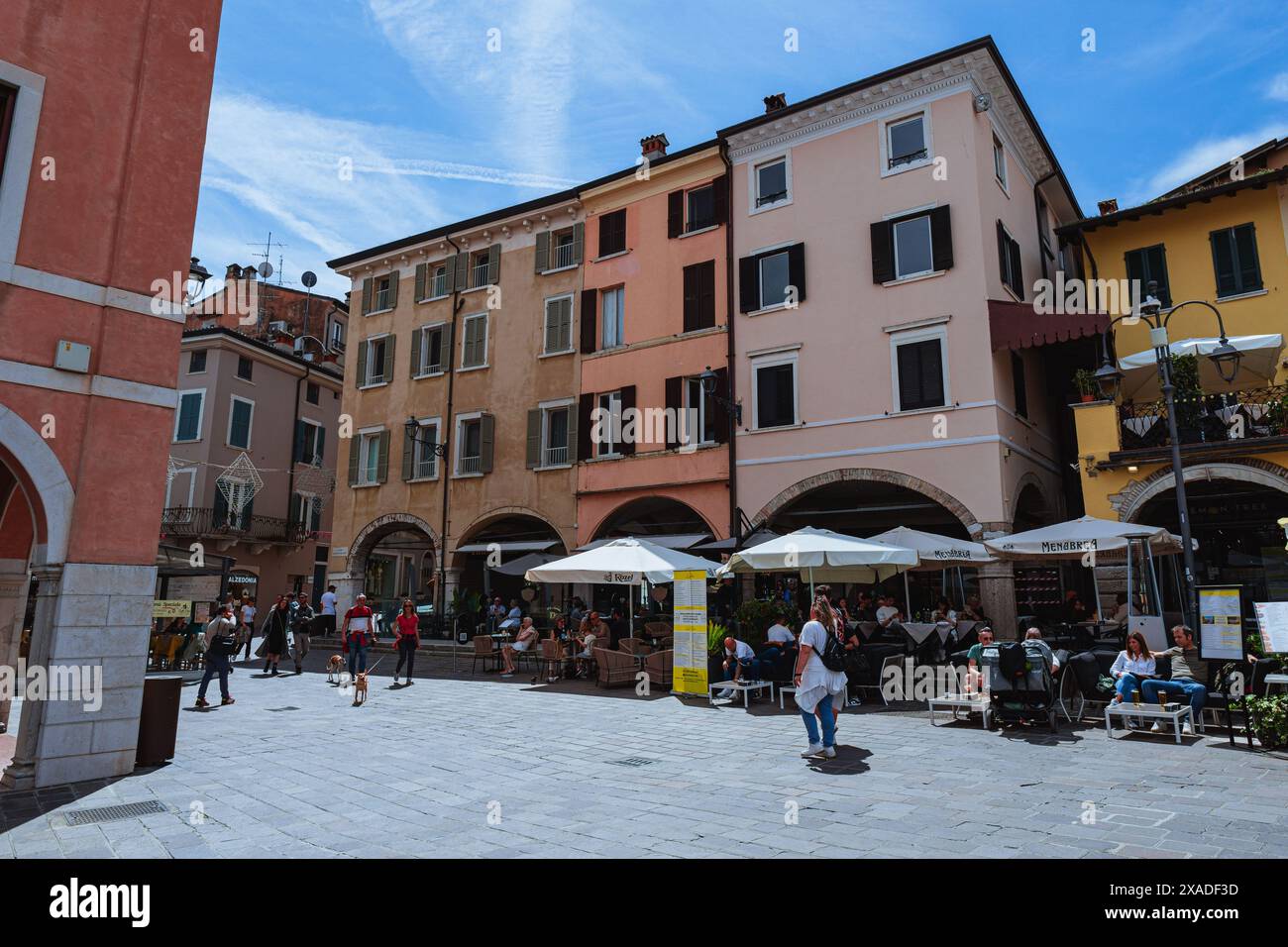 La bellissima cittadina di Densenzano, sul Lago di garda, durante una giornata primaverile Foto Stock
