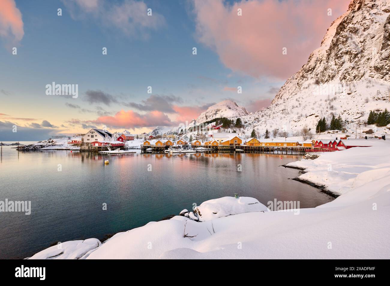 Cabine gialle e rosse o storico villaggio di pescatori di Tind, Lofoten, Norvegia, Europa Foto Stock