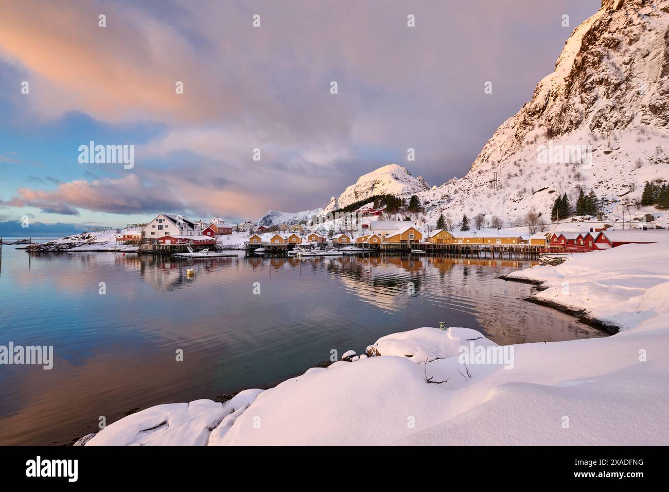 Cabine gialle e rosse o storico villaggio di pescatori di Tind, Lofoten, Norvegia, Europa Foto Stock