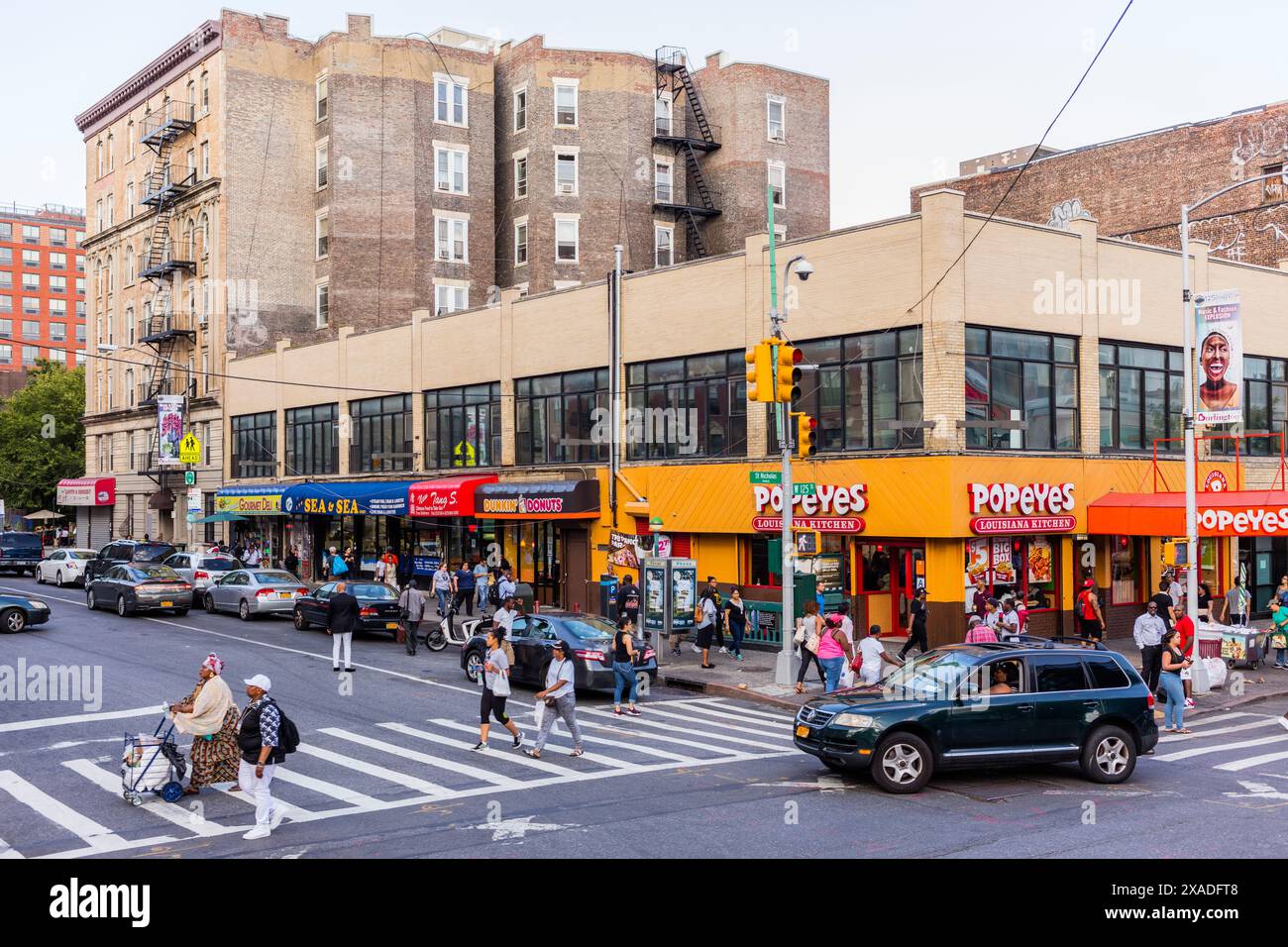 New York City, Stati Uniti - 25 agosto 2017: Harlem Neighborhood, Manhattan. All'angolo tra St. Nicholas Avenue e W 125th Street (Martin Luther Foto Stock