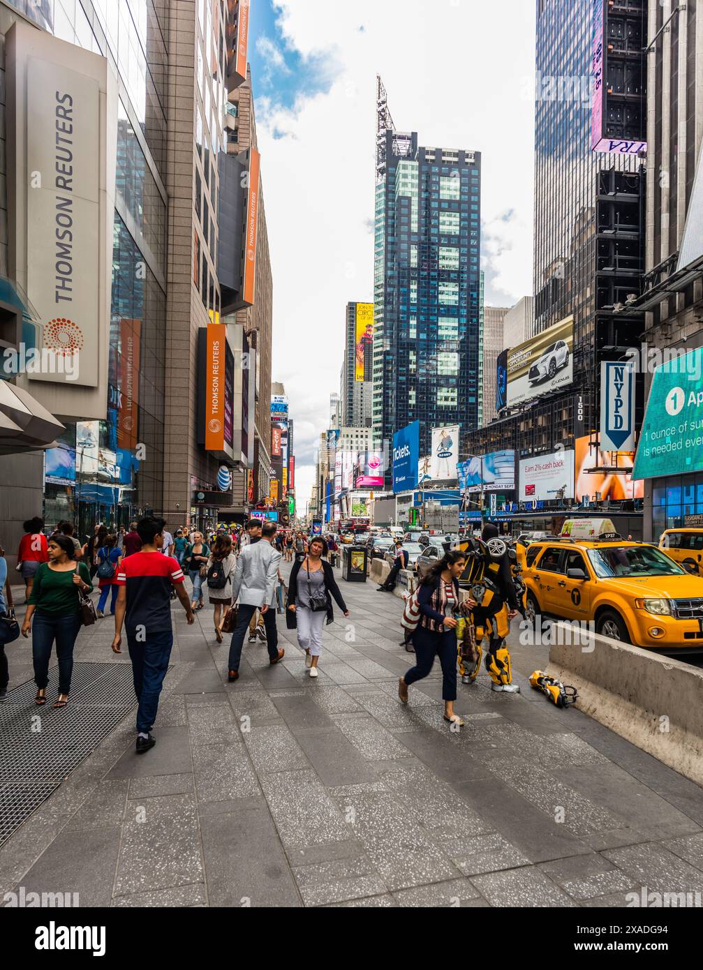 New York City, Stati Uniti - 25 agosto 2017: Vicino all'angolo tra la 7th Avenue e la West 42nd Street. Foto Stock