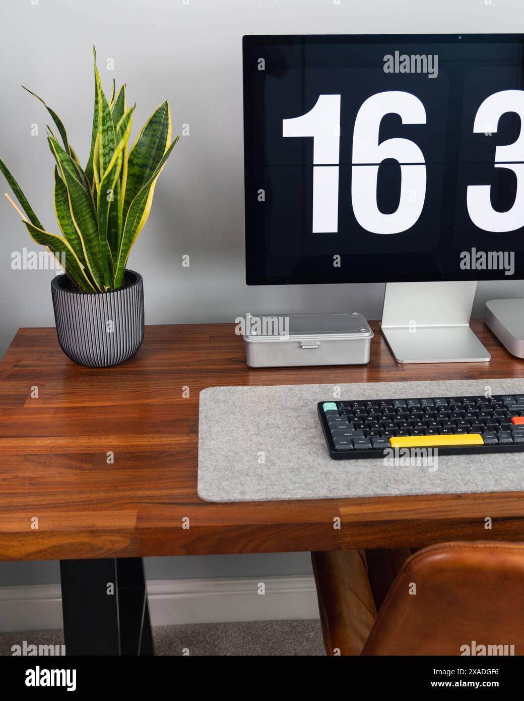 LONDRA - 4 GIUGNO: Computer Apple Mac in un moderno ufficio domestico, lavoro da casa configurazione minima della scrivania Foto Stock