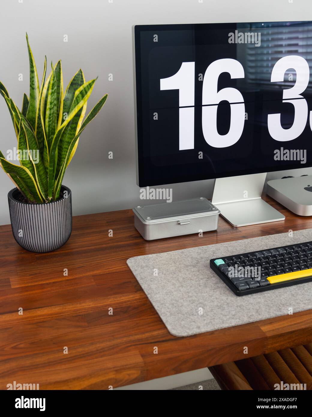 LONDRA - 4 GIUGNO: Computer Apple Mac in un moderno ufficio domestico, lavoro da casa configurazione minima della scrivania Foto Stock