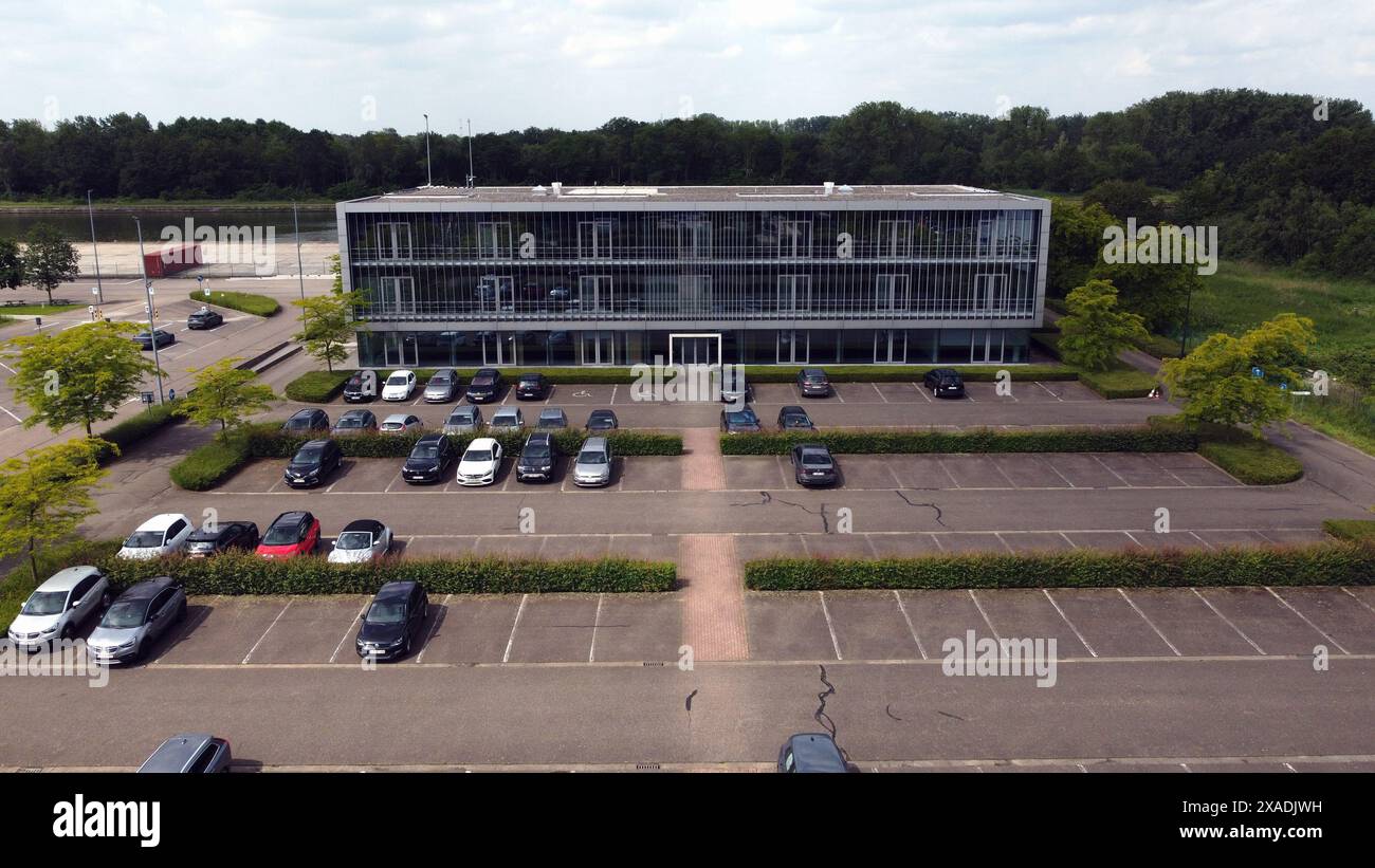 L'immagine del drone aereo mostra la sede dell'Euro Shoe Group, a Beringen, giovedì 06 giugno 2024. Euro Shoe Group, l'azienda dietro la catena di scarpe e abbigliamento Bristol, ha annunciato di lanciare una vendita in liquidazione dei suoi articoli a partire da oggi/giovedì. Tale liquidazione avrà luogo sia nei negozi del gruppo presenti in Belgio e nei Paesi Bassi, sia nel suo negozio online. BELGA PHOTO ERIC LALMAND Foto Stock