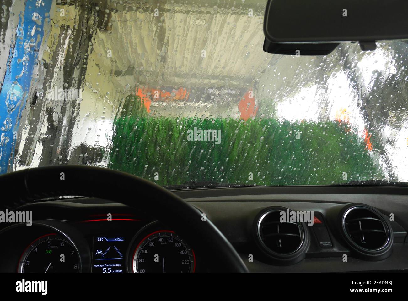 Suzuki Swift in un autolavaggio automatico dall'interno, Ungheria Foto Stock