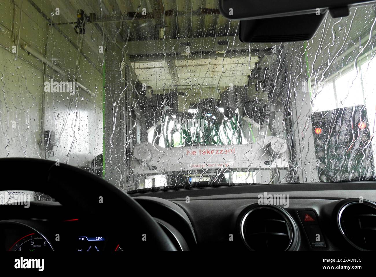 Suzuki Swift in un autolavaggio automatico dall'interno, Ungheria Foto Stock