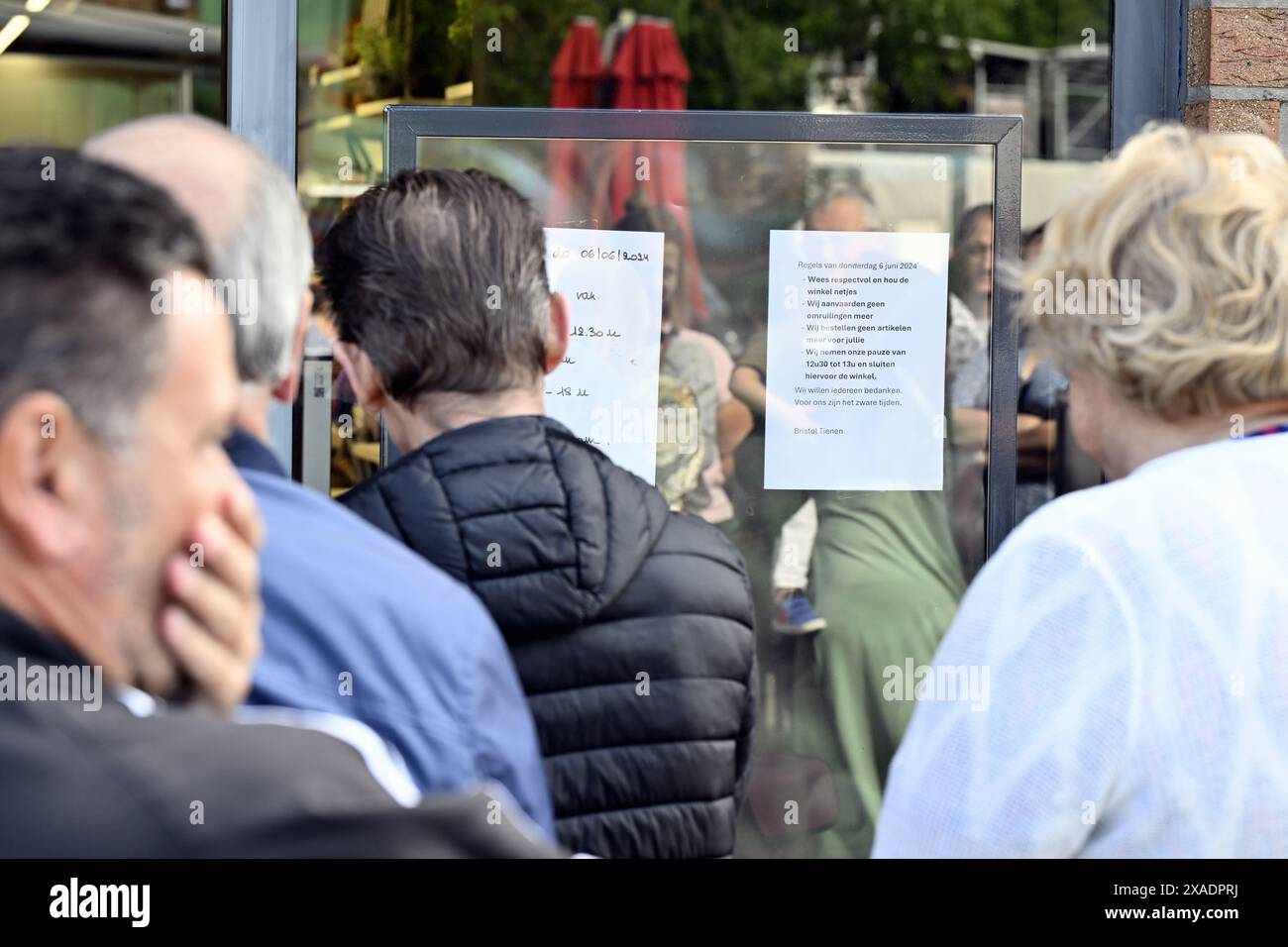 Tienen, Belgio. 6 giugno 2024. La gente aspetta fuori da un negozio di scarpe Bristol a Tienen, giovedì 6 giugno 2024. Euro Shoe Group, l'azienda dietro la catena di scarpe e abbigliamento Bristol, ha annunciato di lanciare una vendita in liquidazione dei suoi articoli a partire da oggi/giovedì. Tale liquidazione avrà luogo sia nei negozi del gruppo presenti in Belgio e nei Paesi Bassi, sia nel suo negozio online. BELGA PHOTO ERIC LALMAND credito: Belga News Agency/Alamy Live News Foto Stock