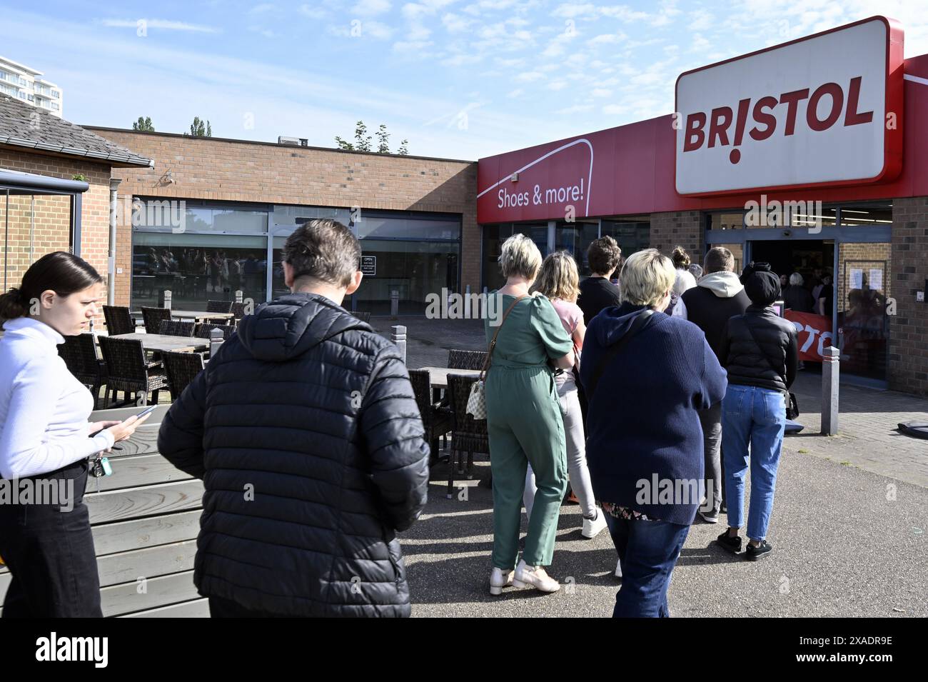 Tienen, Belgio. 6 giugno 2024. La gente aspetta fuori da un negozio di scarpe Bristol a Tienen, giovedì 6 giugno 2024. Euro Shoe Group, l'azienda dietro la catena di scarpe e abbigliamento Bristol, ha annunciato di lanciare una vendita in liquidazione dei suoi articoli a partire da oggi/giovedì. Tale liquidazione avrà luogo sia nei negozi del gruppo presenti in Belgio e nei Paesi Bassi, sia nel suo negozio online. BELGA PHOTO ERIC LALMAND credito: Belga News Agency/Alamy Live News Foto Stock