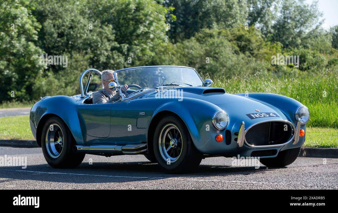 Stony Stratford, Regno Unito - 2 giugno 2024: 2018 Superformance MKIII, una replica della vettura Shelby Cobra di terza generazione del 427 che guida su una strada di campagna britannica Foto Stock