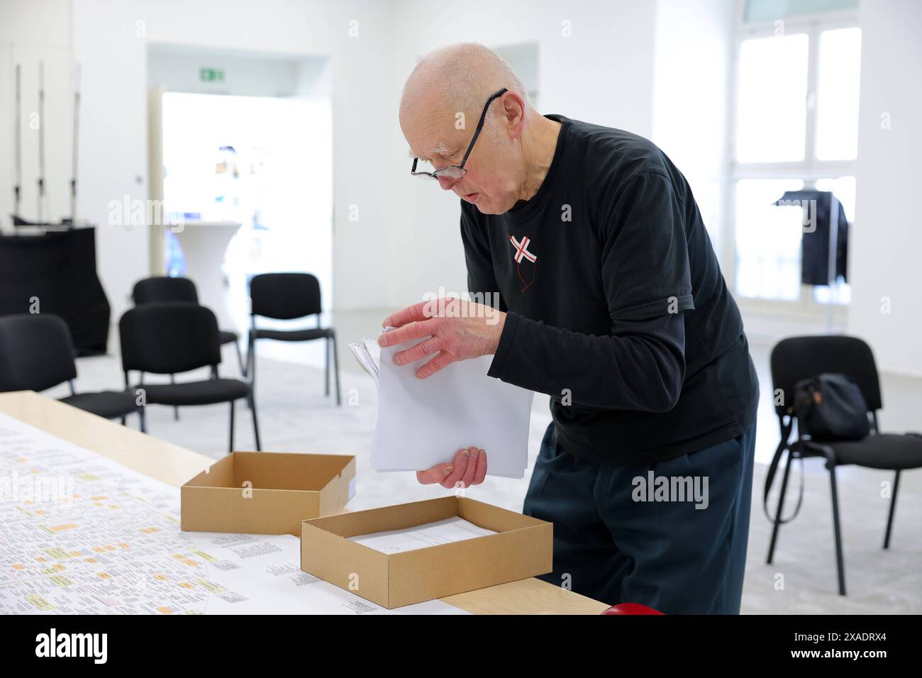 Der Kuenstler Boris Nieslony foto uebergibt das bisher in Koeln ansaessige Performance-Archiv dem documenta archiv in Kassel foto vom 06.06.2024. DAS International einmalige Performance Art Archive Schwarze Lade / Black Kit wurde von Kuenstler:innen und Akteur:innen der Aktionskunst-Szene ins Leben gerufen. Seit Seiner Gruendung 1981 entwickelte es sich zu einem bedeutenden Wissensspeicher und dabei stets lebendigen Arbeitsinstrument fuer kuenstlerische formate wie happening und Aktionskunst. Siehe epd-Meldung vom 06.06.2024 SOLO USO EDITORIALE *** l'artista Boris Nieslony foto consegna il Foto Stock