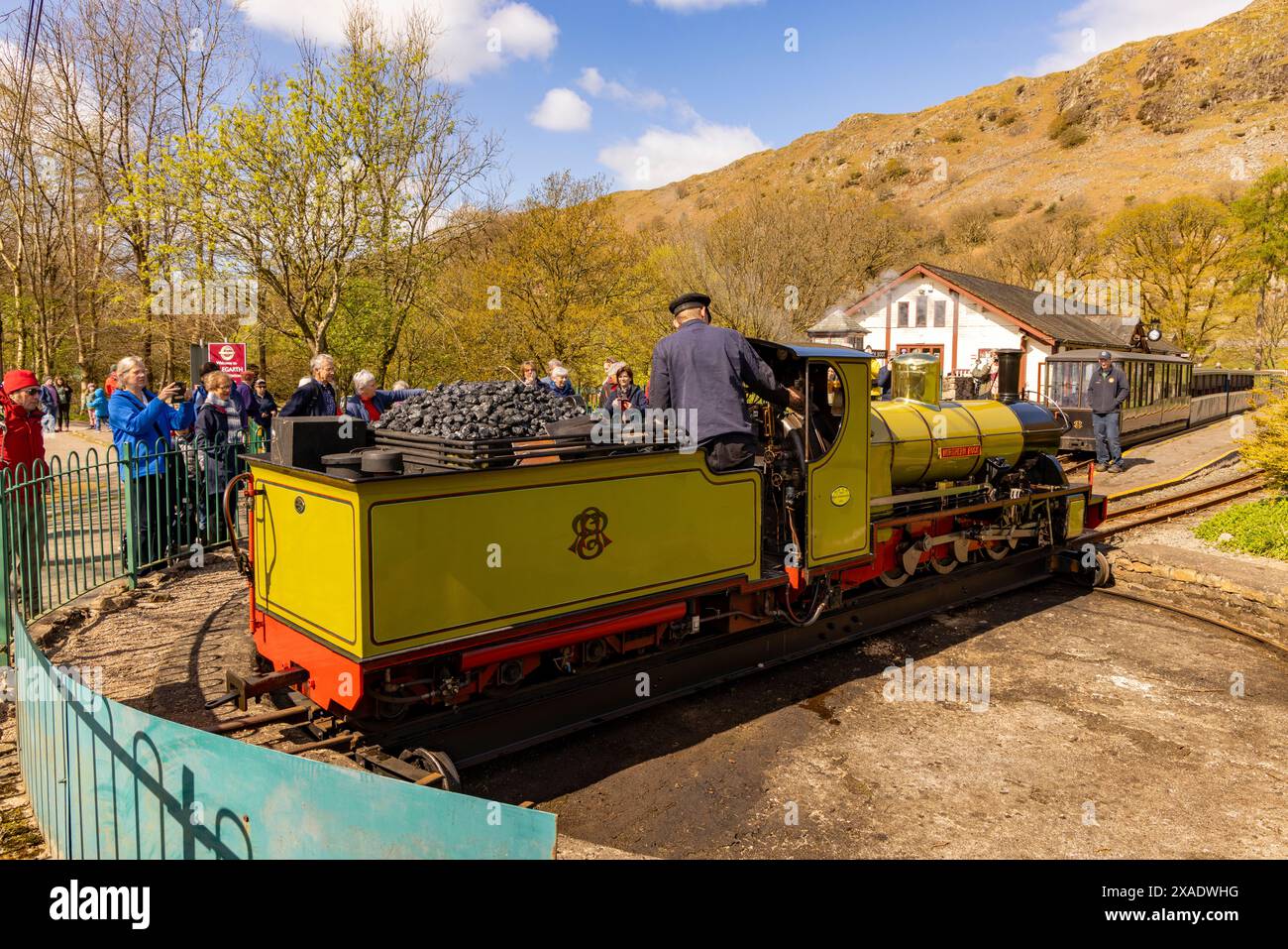 I visitatori potranno ammirare la chiusa settentrionale del treno a vapore a scartamento ridotto Ravenglass-Eskdale a Dalegarth, Lake District National Park, Cumbria, Inghilterra, Gran Bretagna. Foto Stock