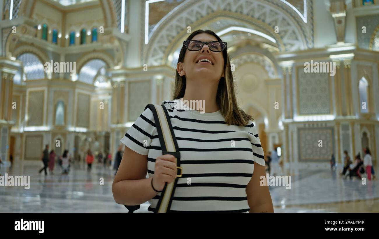 Una donna adulta ama visitare il lussuoso palazzo qasr al watan di abu dhabi. Foto Stock