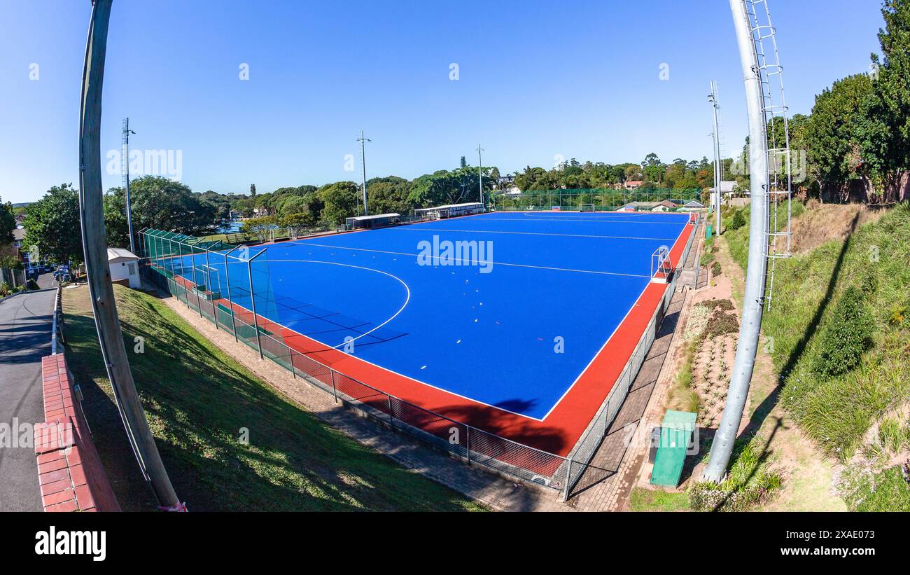 Hockey con vista sul nuovo campo da hockey astro in sintetico blu e rosso, un luogo sportivo panoramico per le partite diurne e notturne. Foto Stock