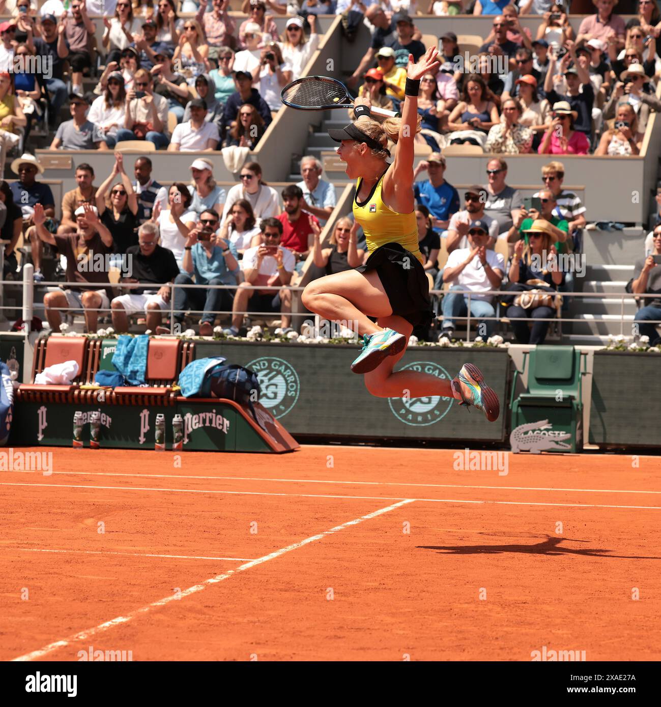 Parigi, Francia. 6 giugno 2024. Tennis: Tour del grande Slam/WTA - Open di Francia, misto, finale. Krawczyk/Skupski (USA/Gran Bretagna) - Siegemund/Roger-Vasselin (Germania/Francia). Laura Siegemund festeggia. Crediti: Frank Molter/dpa/Alamy Live News Foto Stock