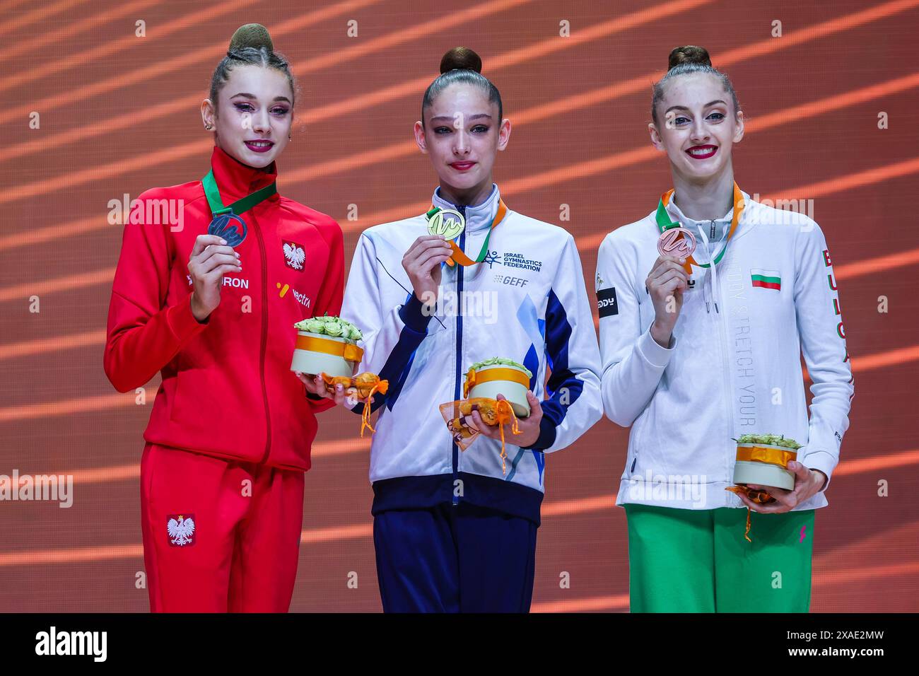 Budapest, Ungheria. 26 maggio 2024. (L-R) Podium Finals Clubs Senior con Liliana Lewinska (POL) medaglia d'argento, Daniela Munits (ISR) medaglia d'oro e Boryana Kaleyn (BUL) medaglia di bronzo durante la 40a edizione dei Campionati europei di ginnastica ritmica Budapest 2024 a Papp Laszlo Budapest Sportarena, Budapest, Ungheria il 26 maggio 2024 - foto FCI/Fabrizio Carabelli credito: SOPA Images Limited/Alamy Live News Foto Stock