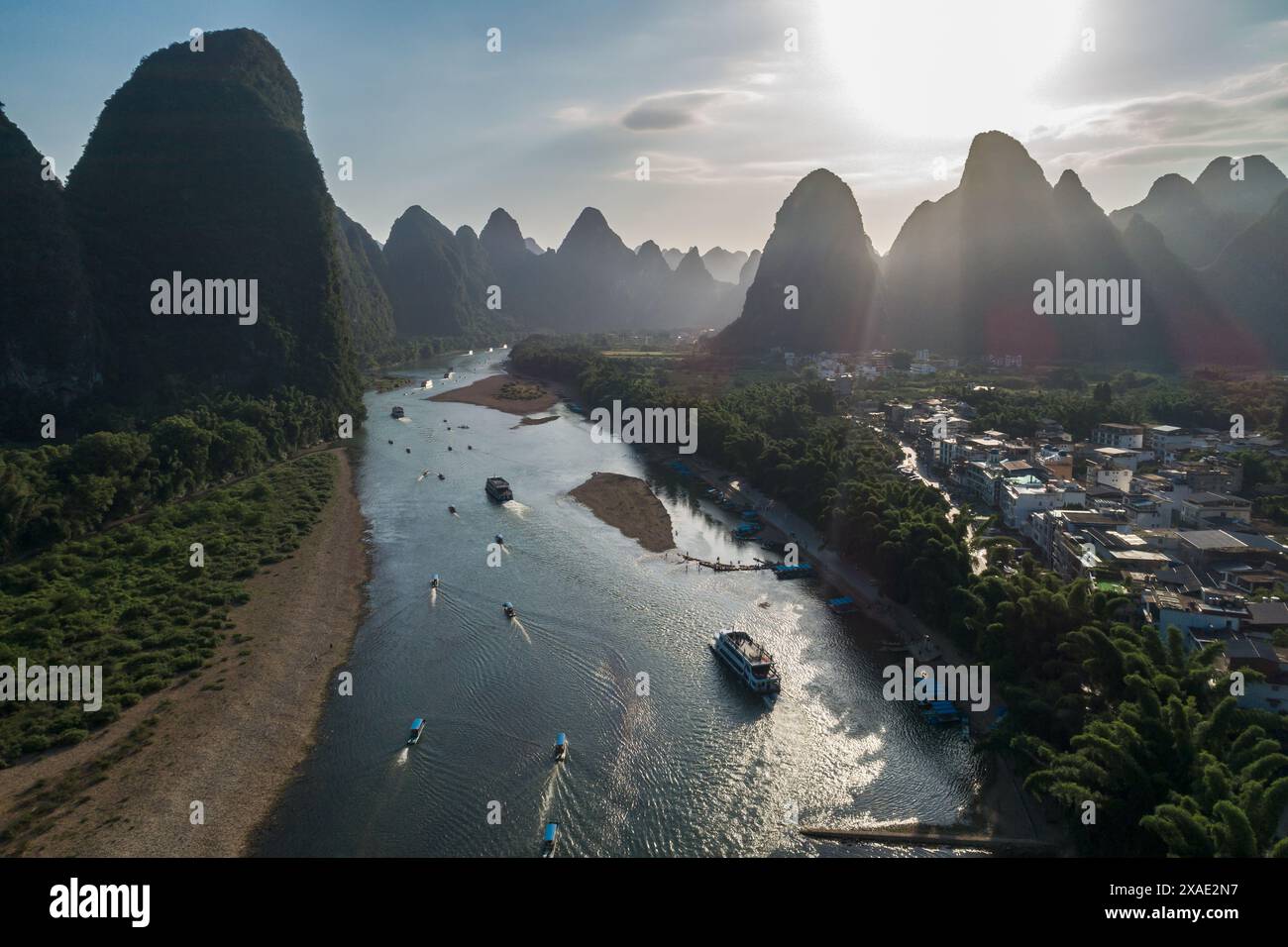 Yangshuo County, Guilin City, Guangxi, Cina - 28 luglio 2023: Fotografia aerea di barche a imitazione di bambù e navi da crociera che trasportano turisti Foto Stock