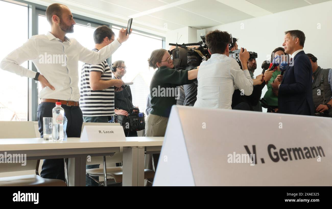 Volker Germann, CEO di Audi Brussels, è circondato dalla stampa dopo un incontro con la direzione di Audi Belgium, presso la sede centrale del gruppo Volkswagen AG a Bruxelles, giovedì 6 giugno 2024. I governi federali e regionali presentano la "lettera di intenti" riguardante lo stabilimento di produzione Audi a Vorst-Forest, Bruxelles. C'è stata incertezza sul futuro della fabbrica di automobili a Vorst-Forest da qualche tempo. Dopo il 2027, il sito non costruirà più il successore dell'attuale modello Audi Q8 e-tron. Ciò ha causato incertezza tra i dipendenti dello stabilimento. Il governo ha lanciato una task force, incl Foto Stock