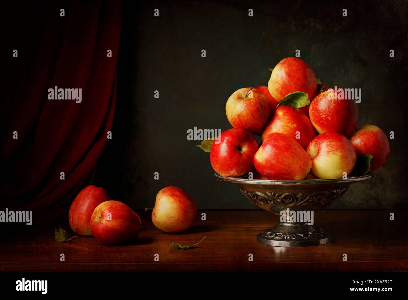 Mele rosse lucide in piatto argentato, foto di natura morta, stile dei maestri olandesi Foto Stock