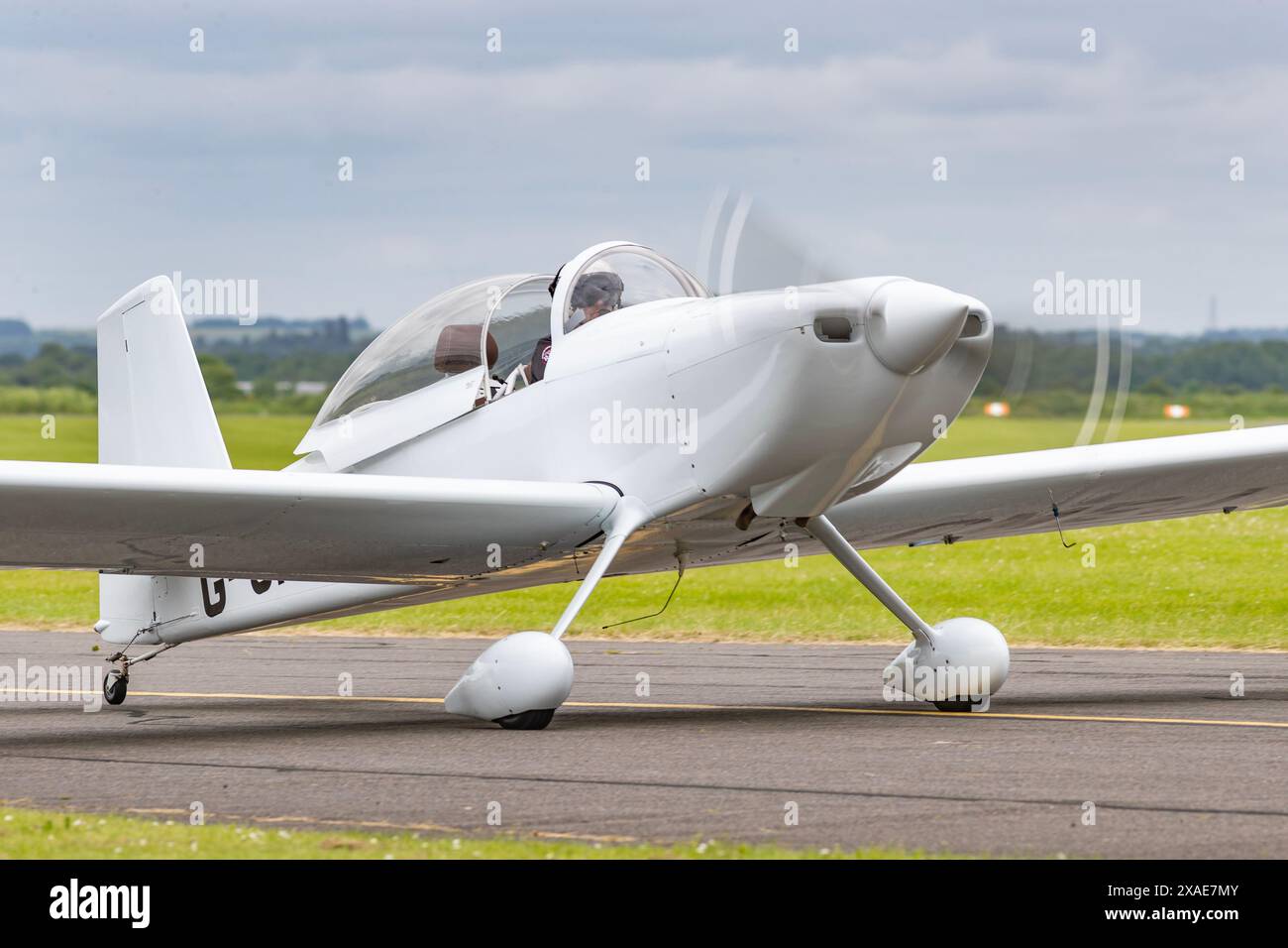 Il Team Raven leader Simon 'Sid' Shirley taxi in vista dell'esposizione IWM Duxford D-Day 80 Summer Airshow 1 giugno 2024 Foto Stock