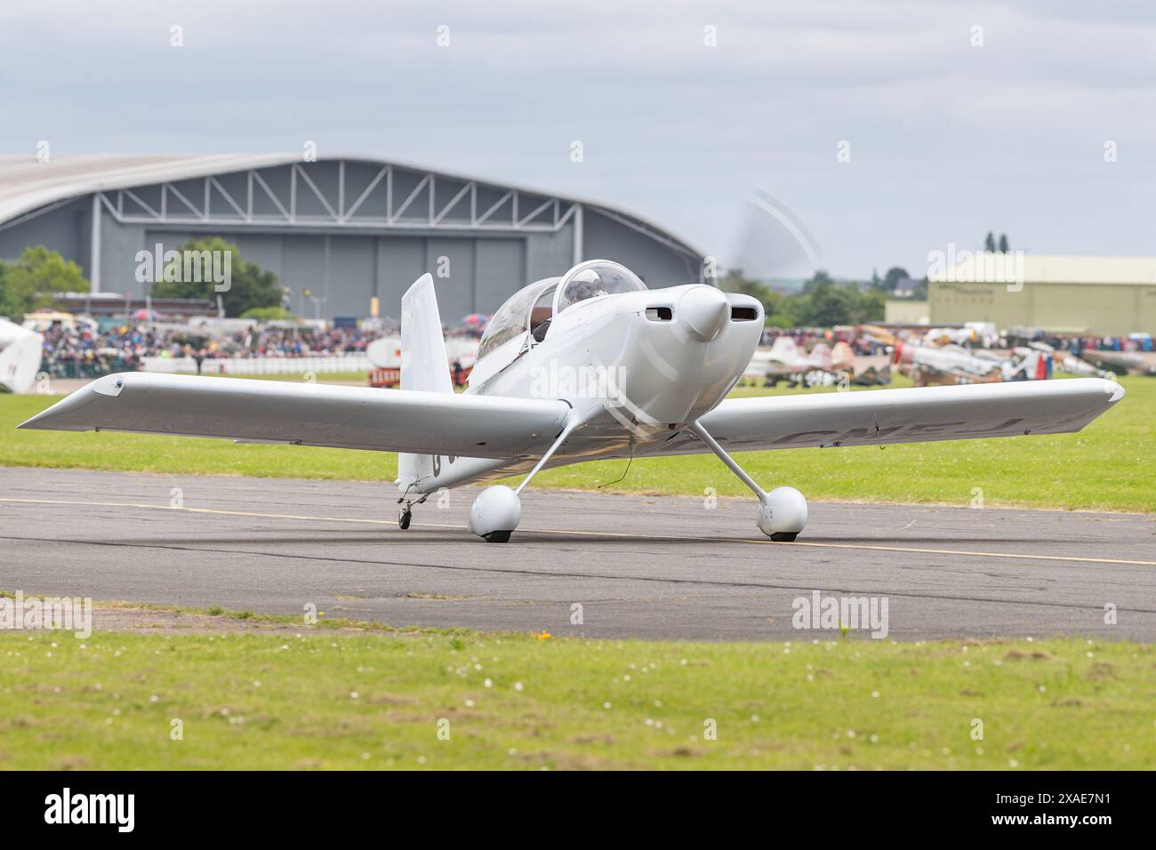 Il Team Raven leader Simon 'Sid' Shirley taxi in vista dell'esposizione IWM Duxford D-Day 80 Summer Airshow 1 giugno 2024 Foto Stock
