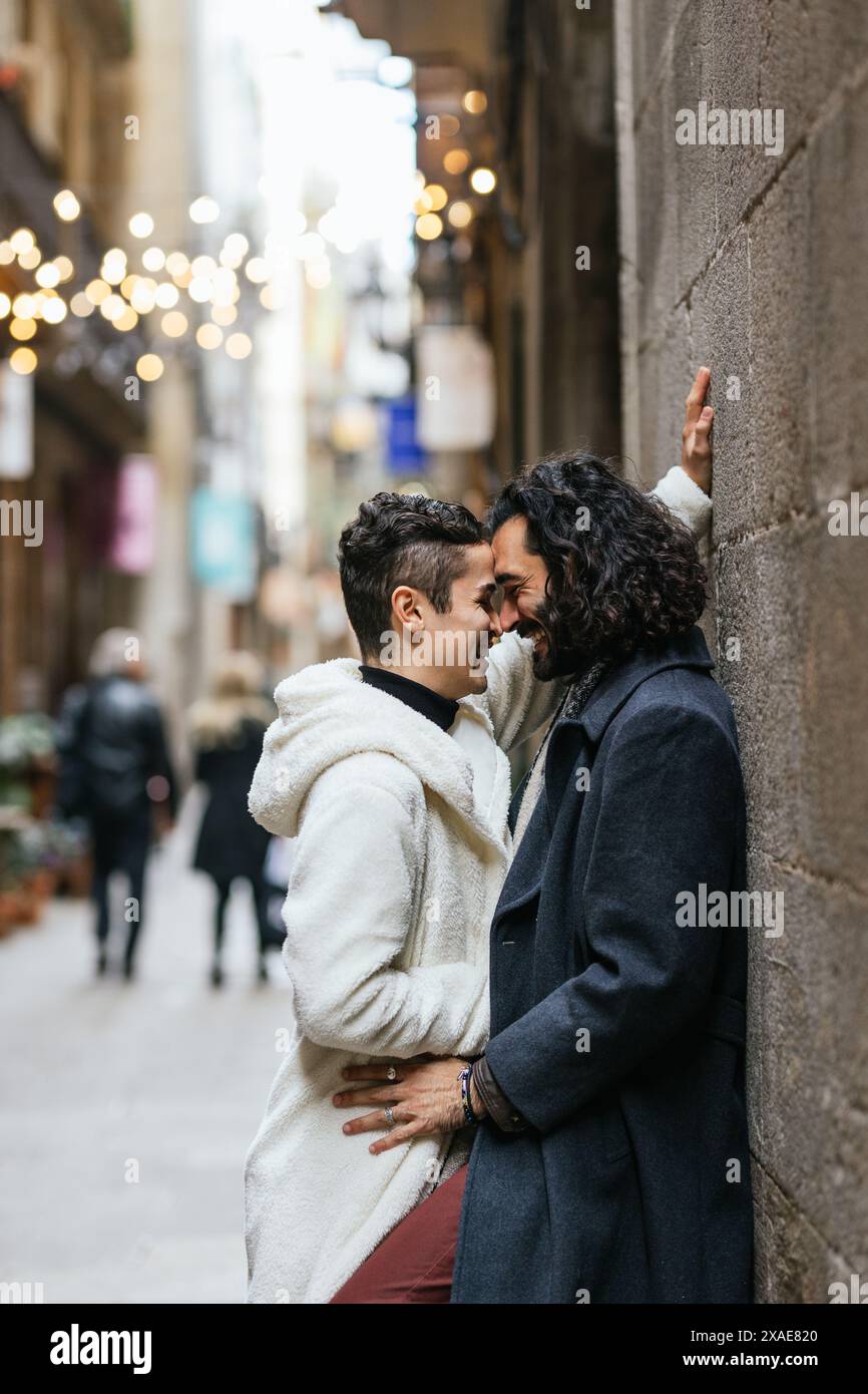 Una coppia gay che ama abbracciare la strada della città Foto Stock