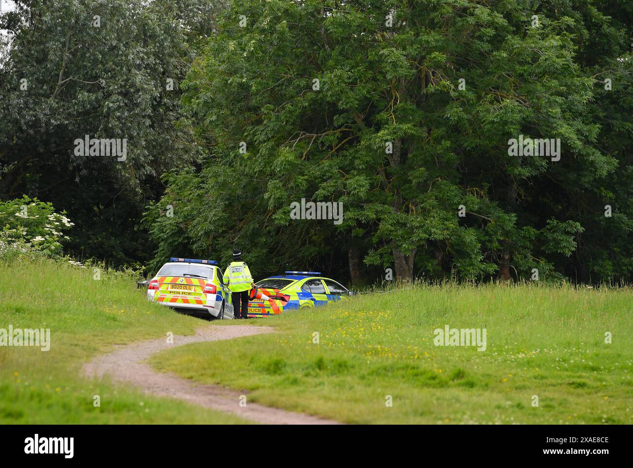 I cordoni della polizia sono visti intorno alla zona di Pebble Beach di Aylestone Meadows a Leicester, vicino a dove il bambino di 2 anni, Xielo Maruziva, è caduto in acqua alluvionale nel febbraio 2024. Il bambino di 2 anni non è stato visto dalla sua scomparsa. Foto Stock