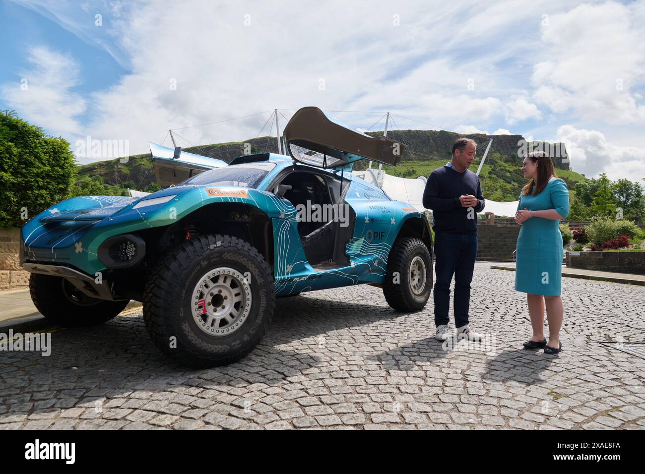 Edimburgo Scozia, Regno Unito 06 giugno 2024. L’amministratore delegato Ali Russell, insieme al vice primo ministro della Scozia Kate Forbes, guarda un’auto e Extreme davanti alla tappa europea della quarta stagione che si svolge a Dumfries e Galloway. credito sst/alamy notizie in diretta Foto Stock