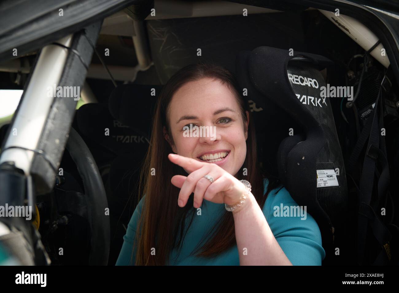 Edimburgo Scozia, Regno Unito 06 giugno 2024. Il vice primo ministro della Scozia Kate Forbes guarda un’auto e Extreme davanti alla tappa europea della quarta stagione che si svolge a Dumfries e Galloway. credito sst/alamy notizie in diretta Foto Stock