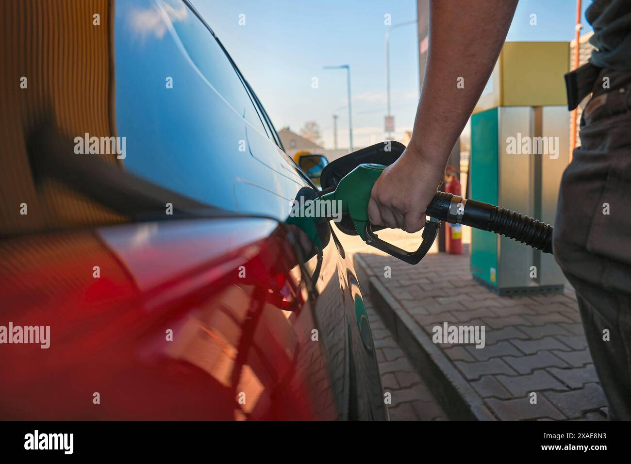 Ugello pompa benzina per il riempimento del serbatoio dell'auto con gas Foto Stock