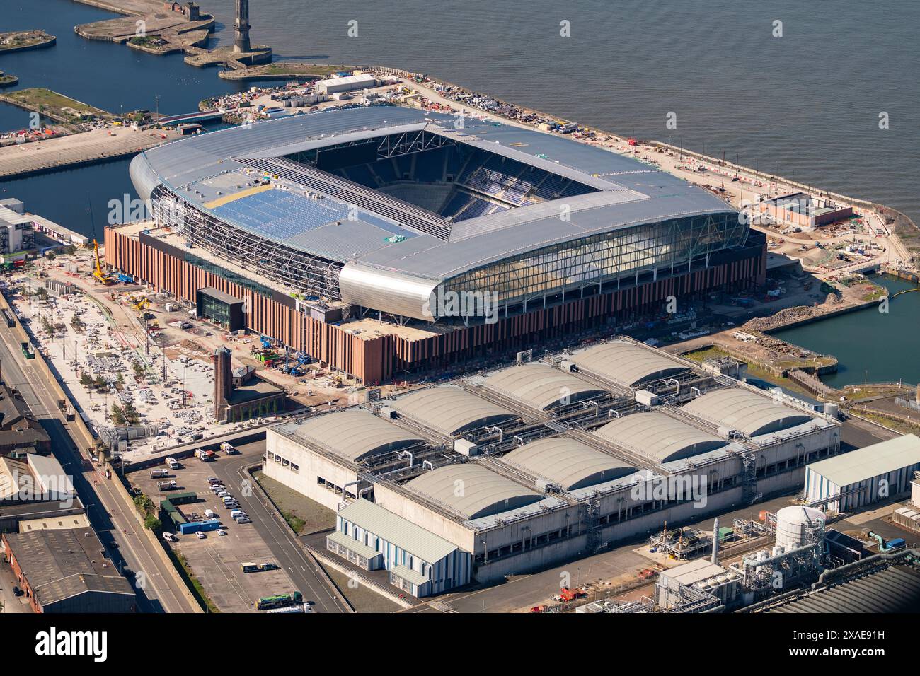 Foto aerea dello stadio Bramley Moore dell'Everton Football Club sulle rive del fiume Mersey Foto Stock