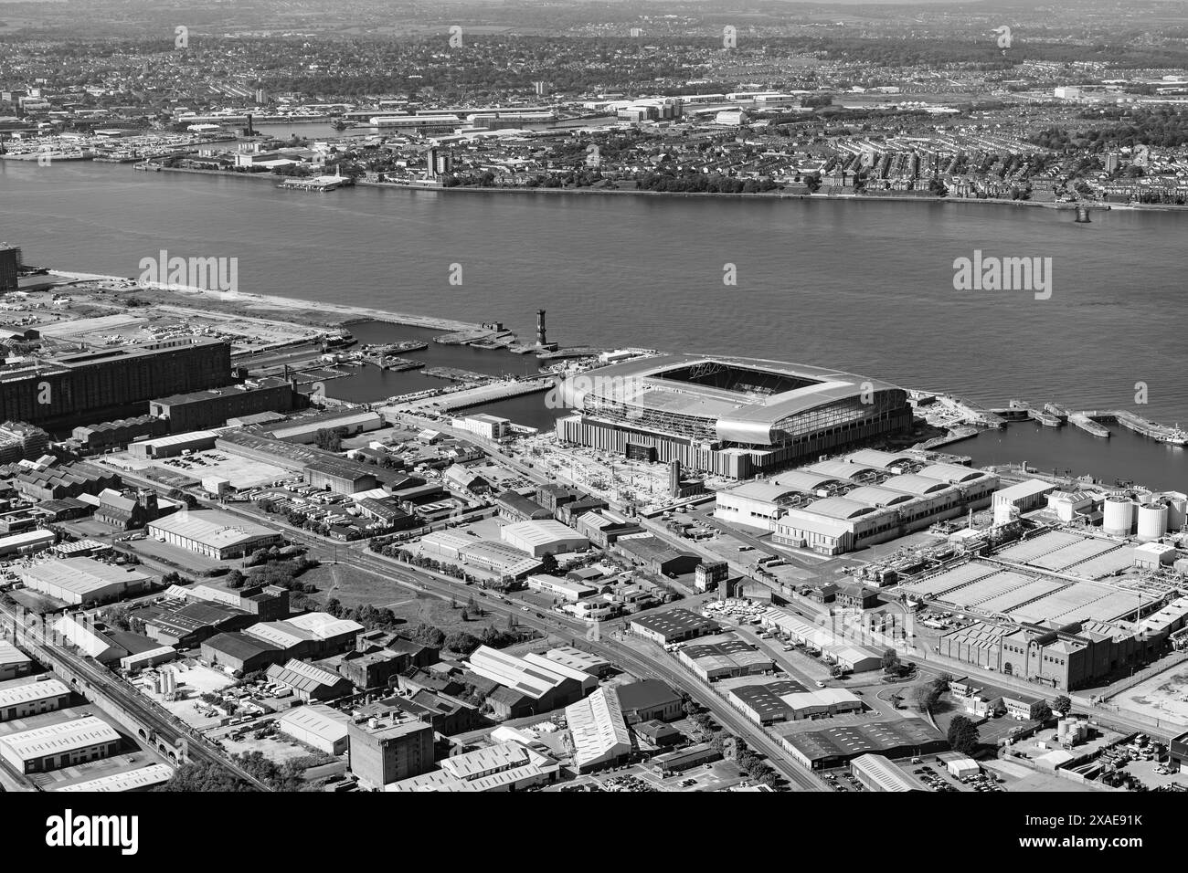 Foto aerea dello stadio Bramley Moore dell'Everton Football Club sulle rive del fiume Mersey Foto Stock