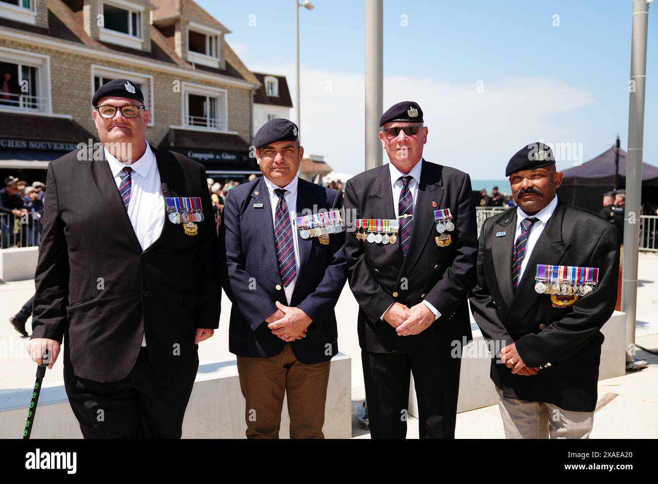 RITRASMESSO IL NOME CORRETTIVO DA HILL a GUARIRE (da sinistra a destra) Veterani del Gloucestershire Regiment, Stephen Hall, Simon Allen, Paul Haywood e Julian Heal, che incontrarono e parlarono con il Principe di Galles, durante la sua visita ad Arromanches, in Normandia, Francia, per commemorare il 80 ° anniversario dello sbarco del D-Day. Data foto: Giovedì 6 giugno 2024. Foto Stock