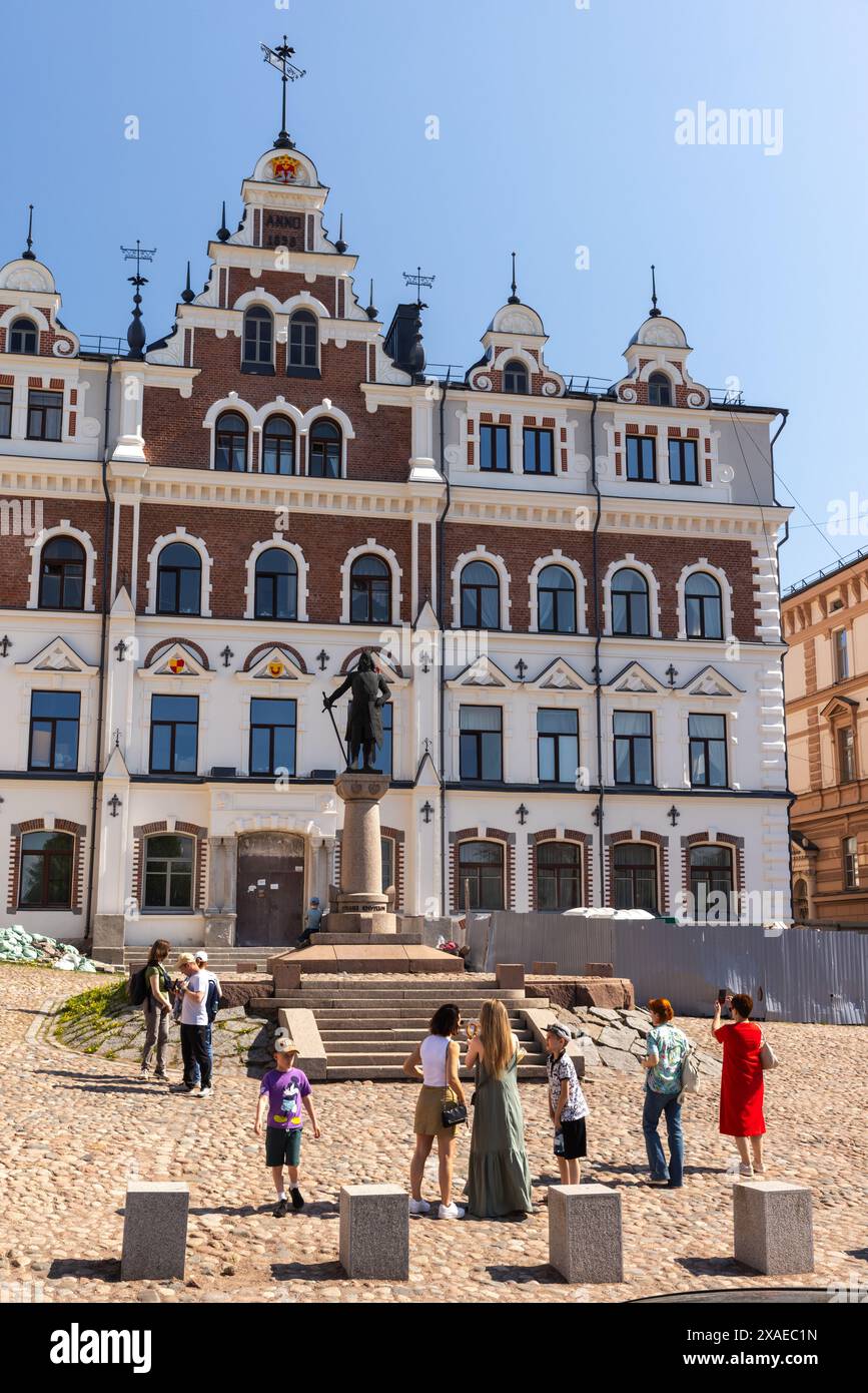 Vyborg, Russia - 27 maggio 2024: I turisti sono di fronte alla statua di Thorgils Knutsson nel centro storico di Vyborg, foto verticale Foto Stock